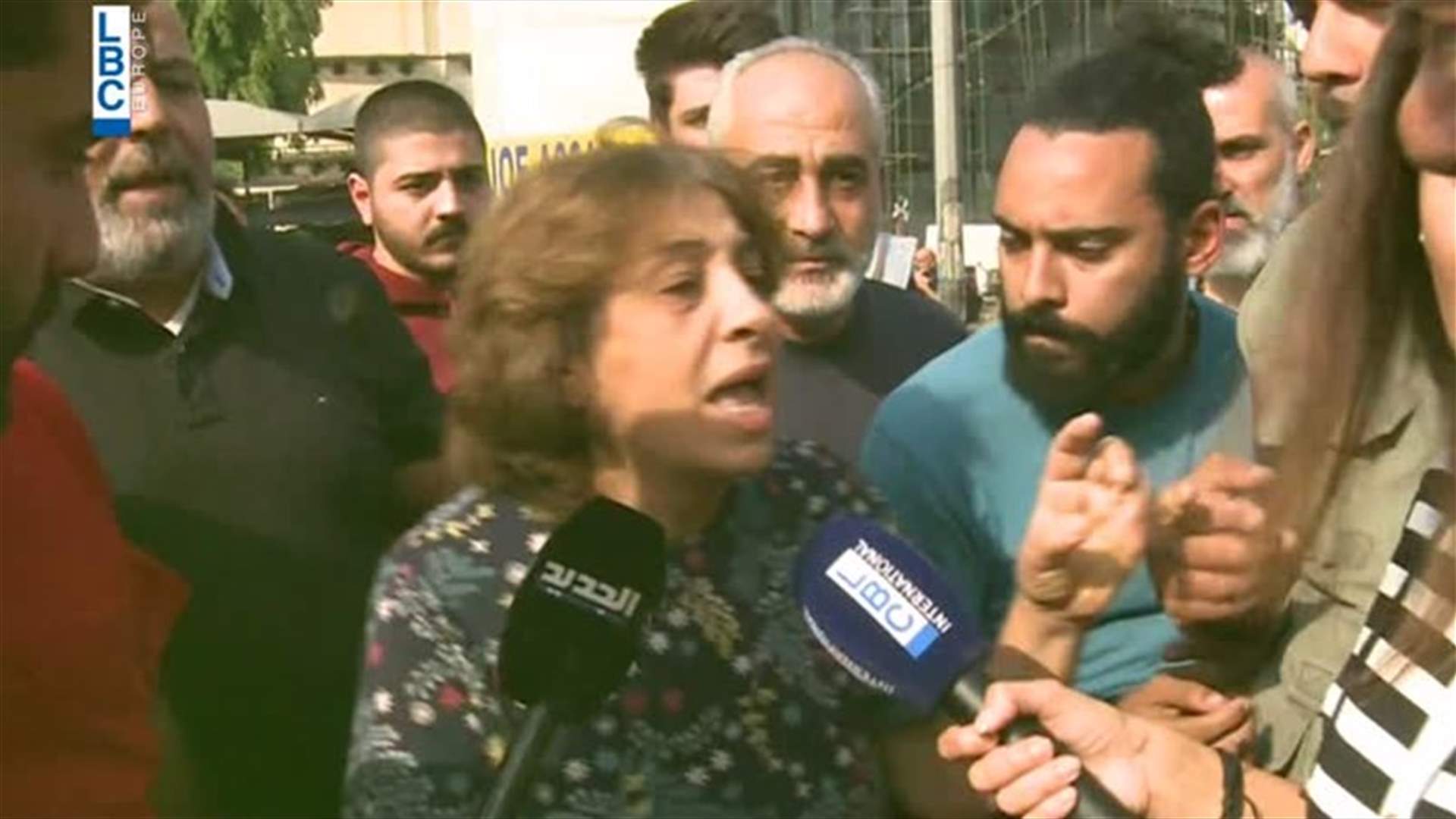 سيّدة تواجه المتظاهرين عند تقاطع الشفروليه... إليكم التفاصيل (فيديو)