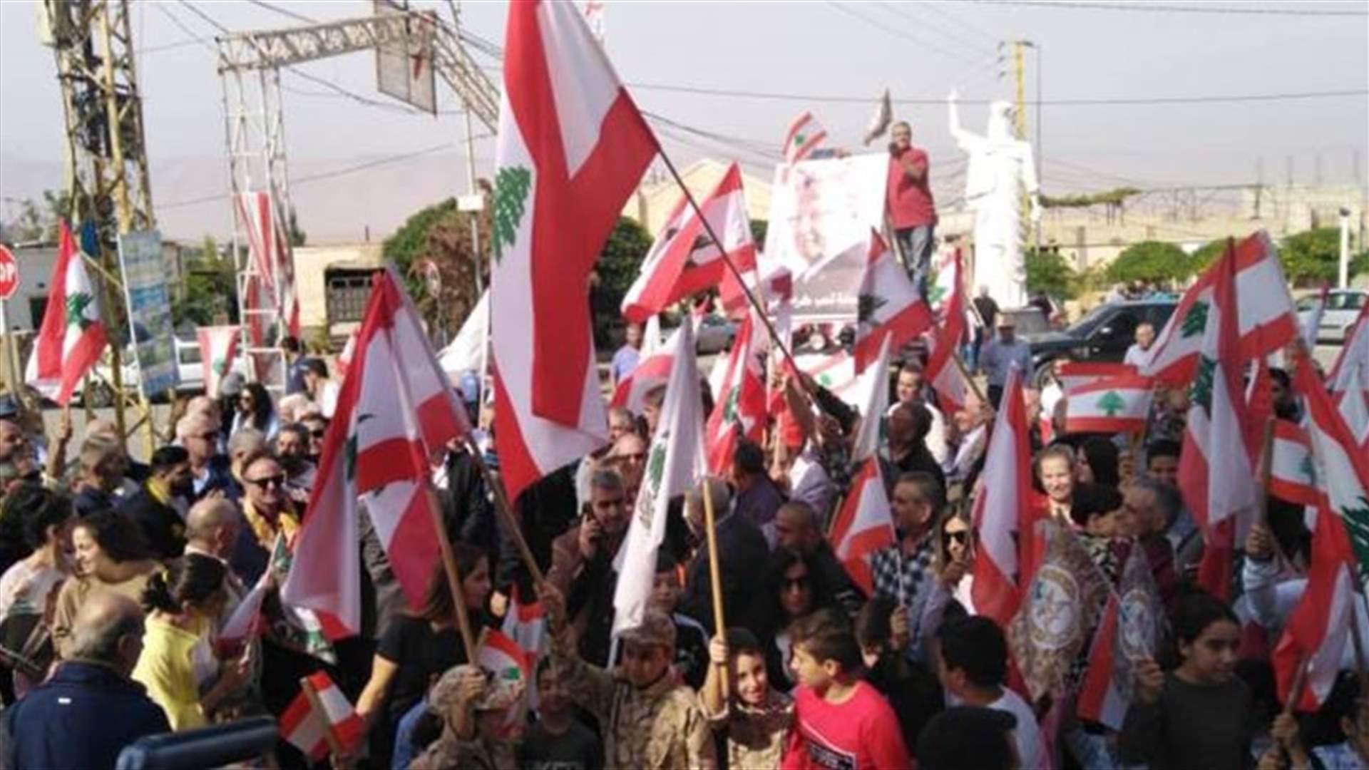 وقفة تضامنية مع رئيس الجمهورية في القاع