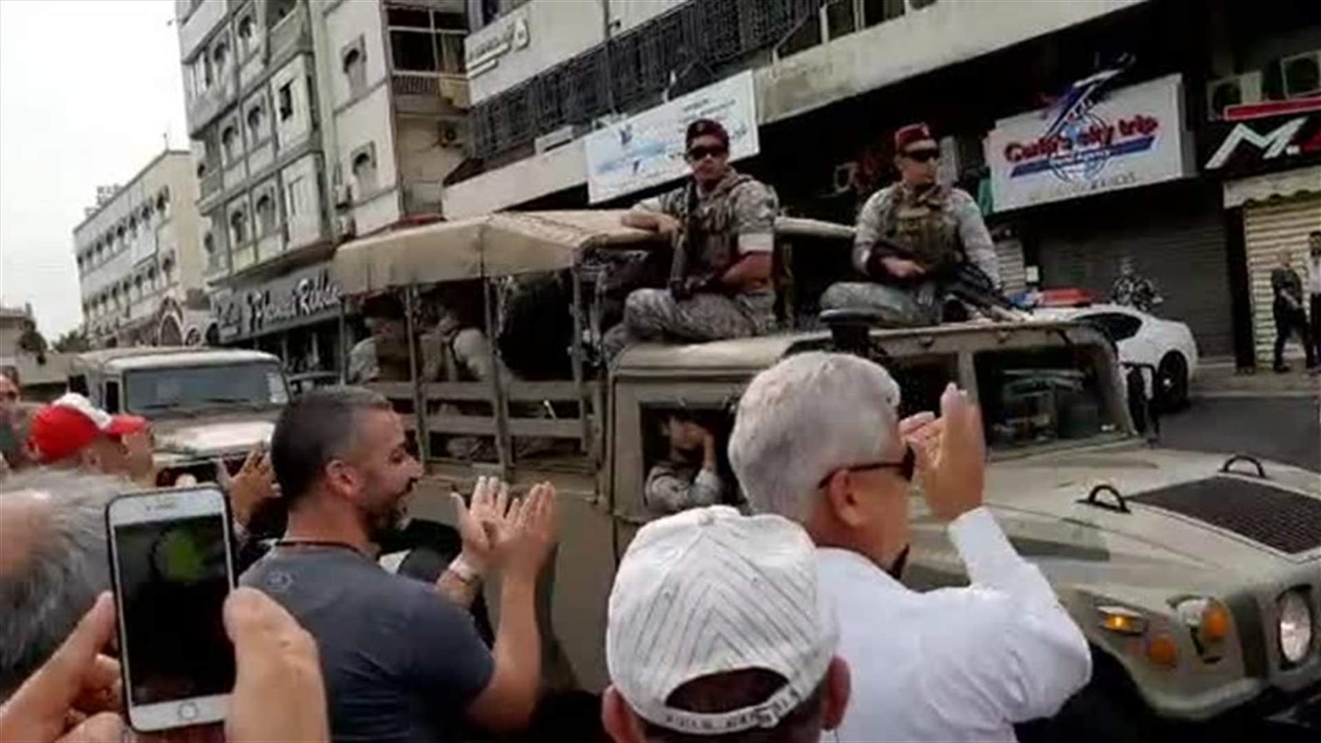 هكذا استقبل المتظاهرون في جبيل الجيش اللبناني... (فيديو)