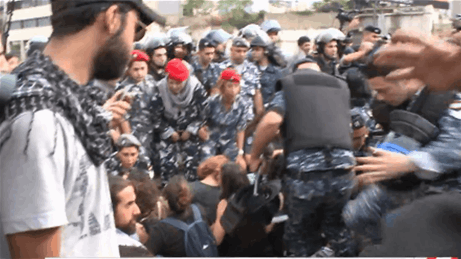 القوى الامنية تحاول فتح الطريق على اوتوستراد الرينغ بالقوة (فيديو)