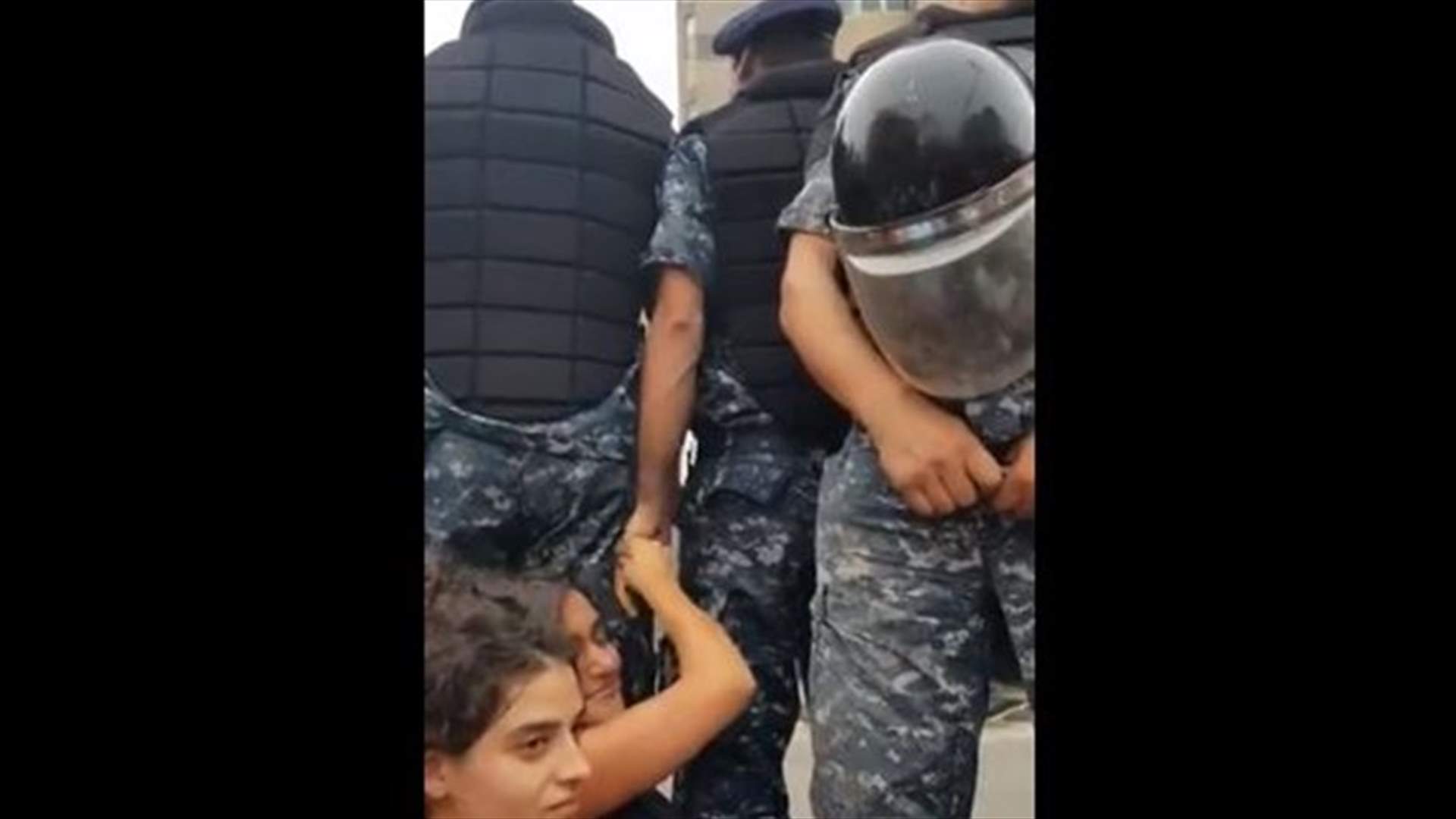 فيديو لعنصر في قوى الأمن ومتظاهرة يختصر كلّ شيء...