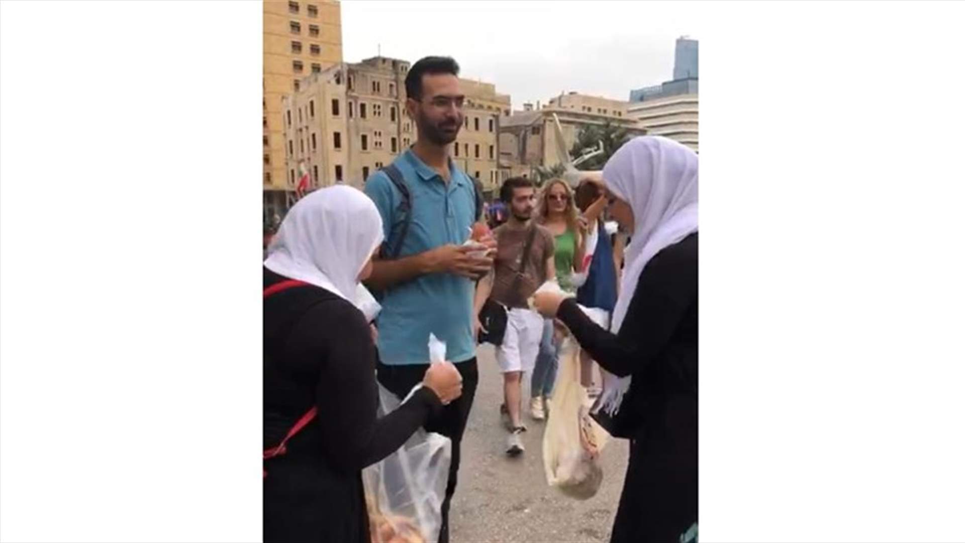 خطوة مميزة في رياض الصلح... سيدتان توزعان الطعام على المتظاهرين! (فيديو)