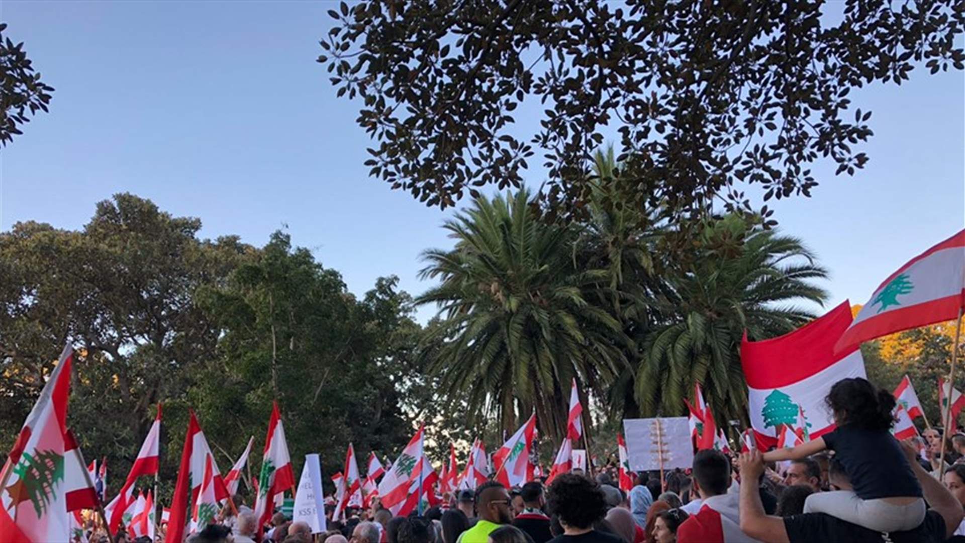 لبنانيون في سيدني يتظاهرون تضامنًا مع &quot;ثورة الشعب&quot; (فيديو وصور)
