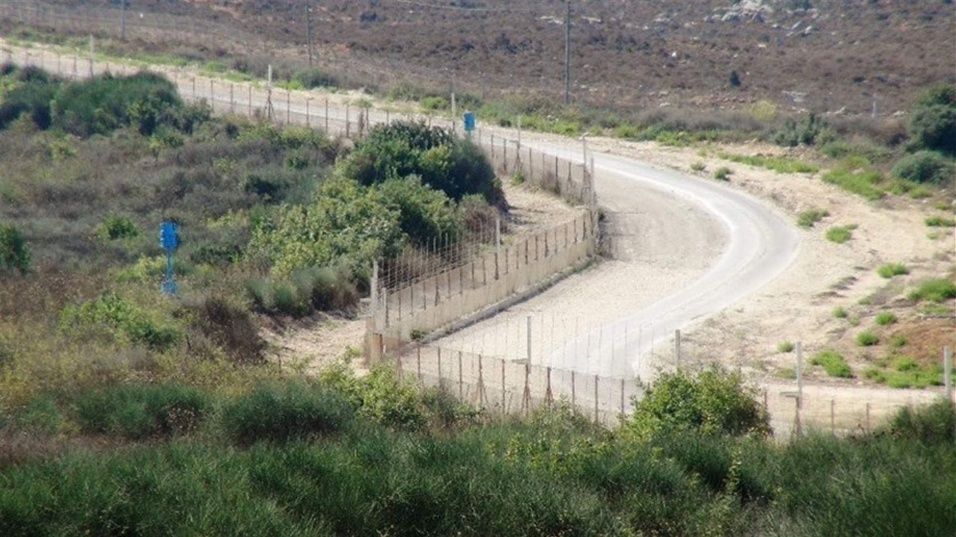 الجيش الاسرائيلي استأنف اعمال الحفريات عند السياج مقابل منتزهات الوزاني