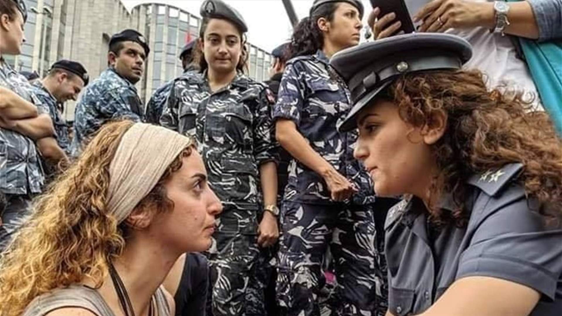 امرأة برتبة ملازم أول ومتظاهرة وجها لوجه... حقيقة الصورة التي اشعلت مواقع التواصل الاجتماعي