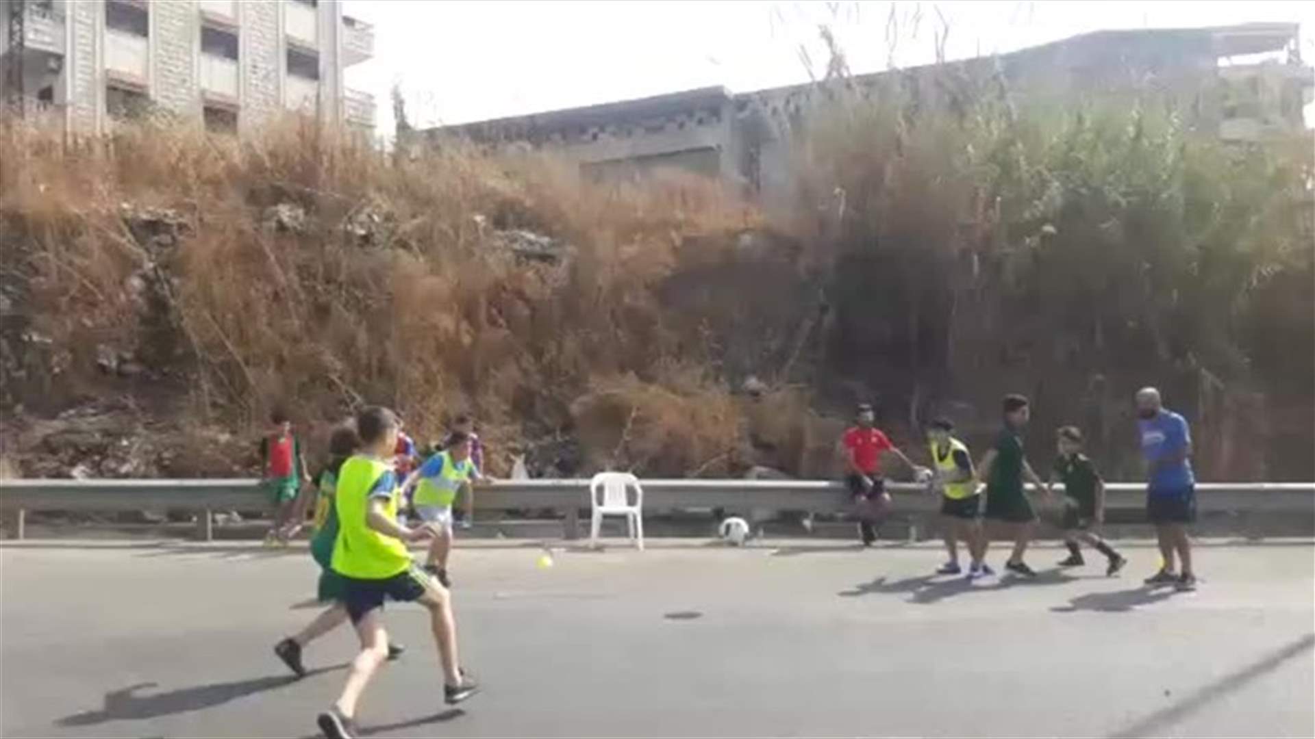طريق برجا تتحول الى ملعب لكرة القدم... (فيديو)