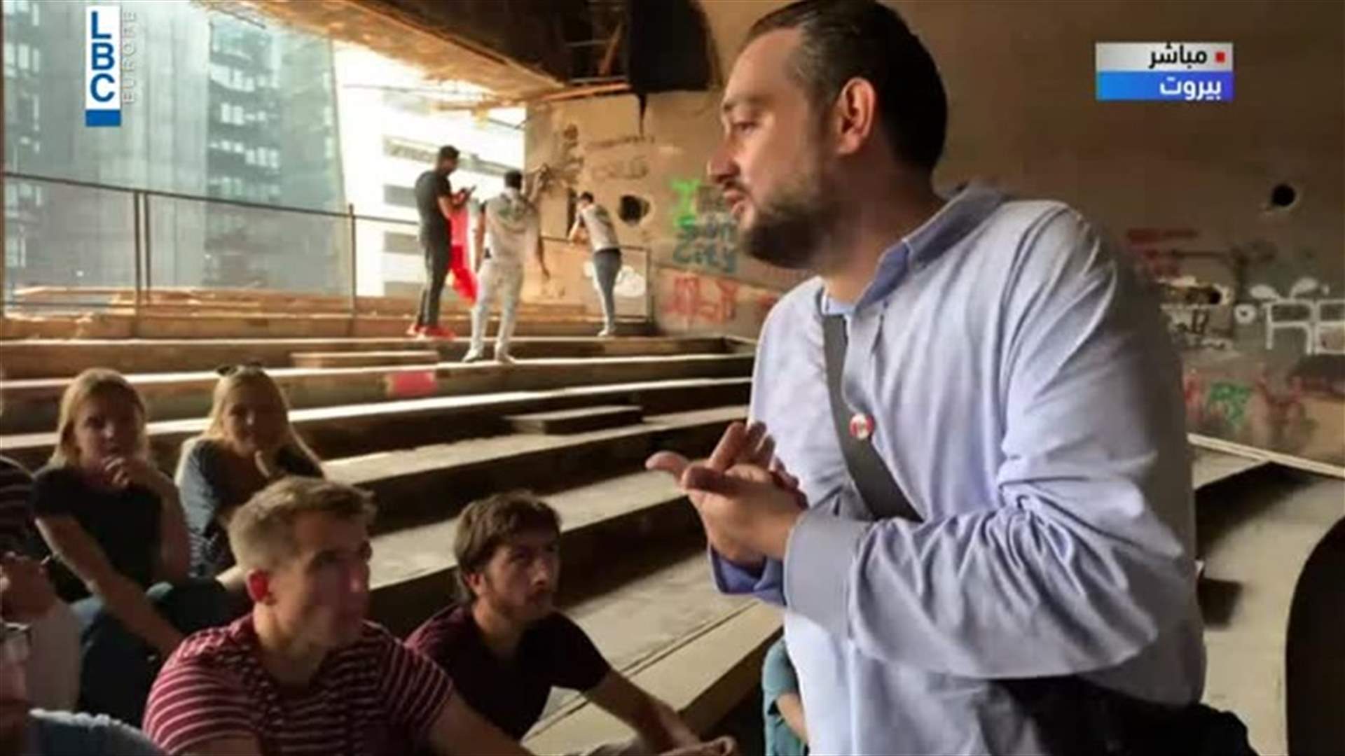 تزامنًا مع التظاهرات... أستاذ جامعي يحاضر في مبنى البيضة (فيديو)