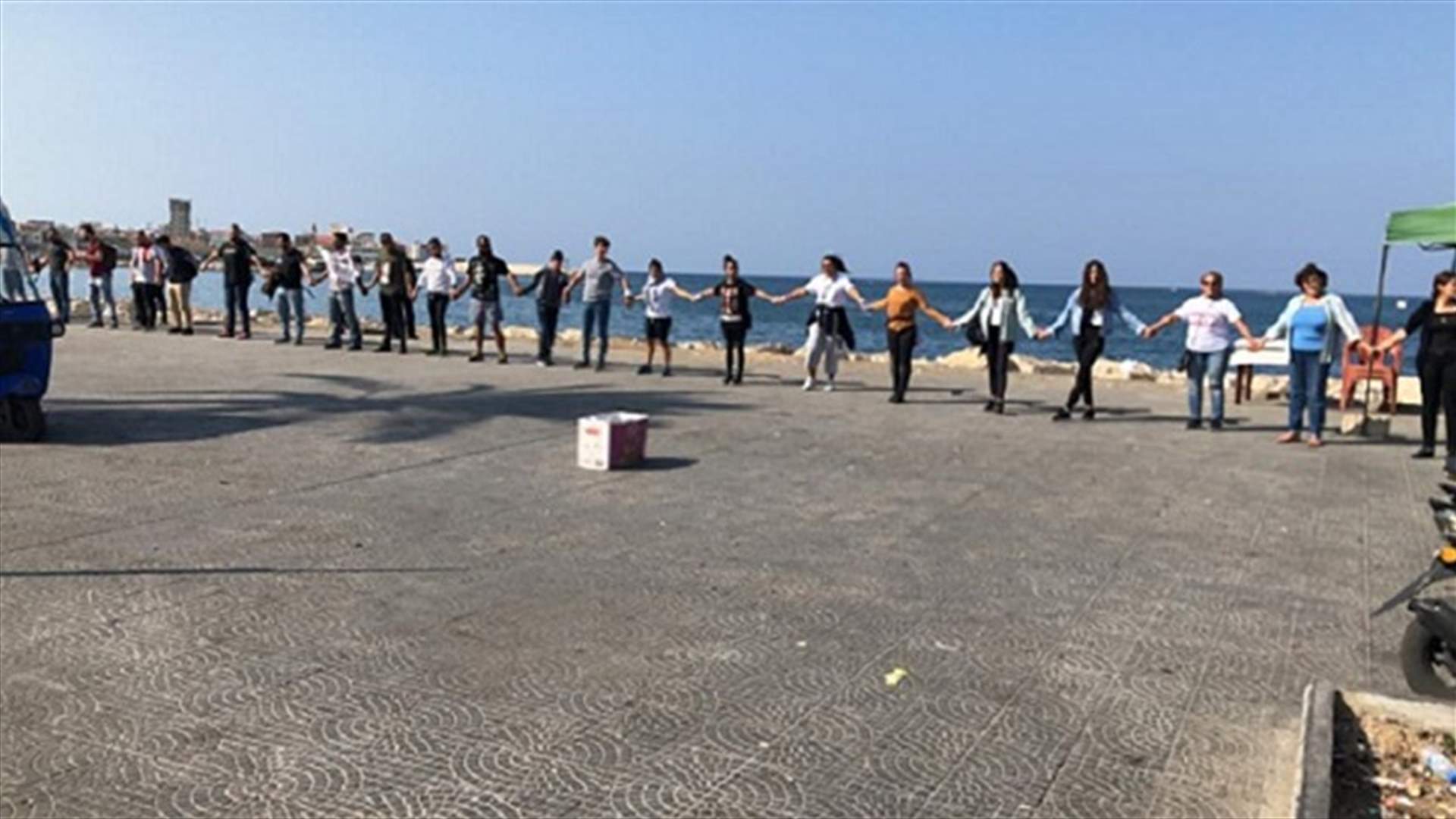سلسة بشرية في "ثورة الشعب"... الصور الأولى من بيروت وصور