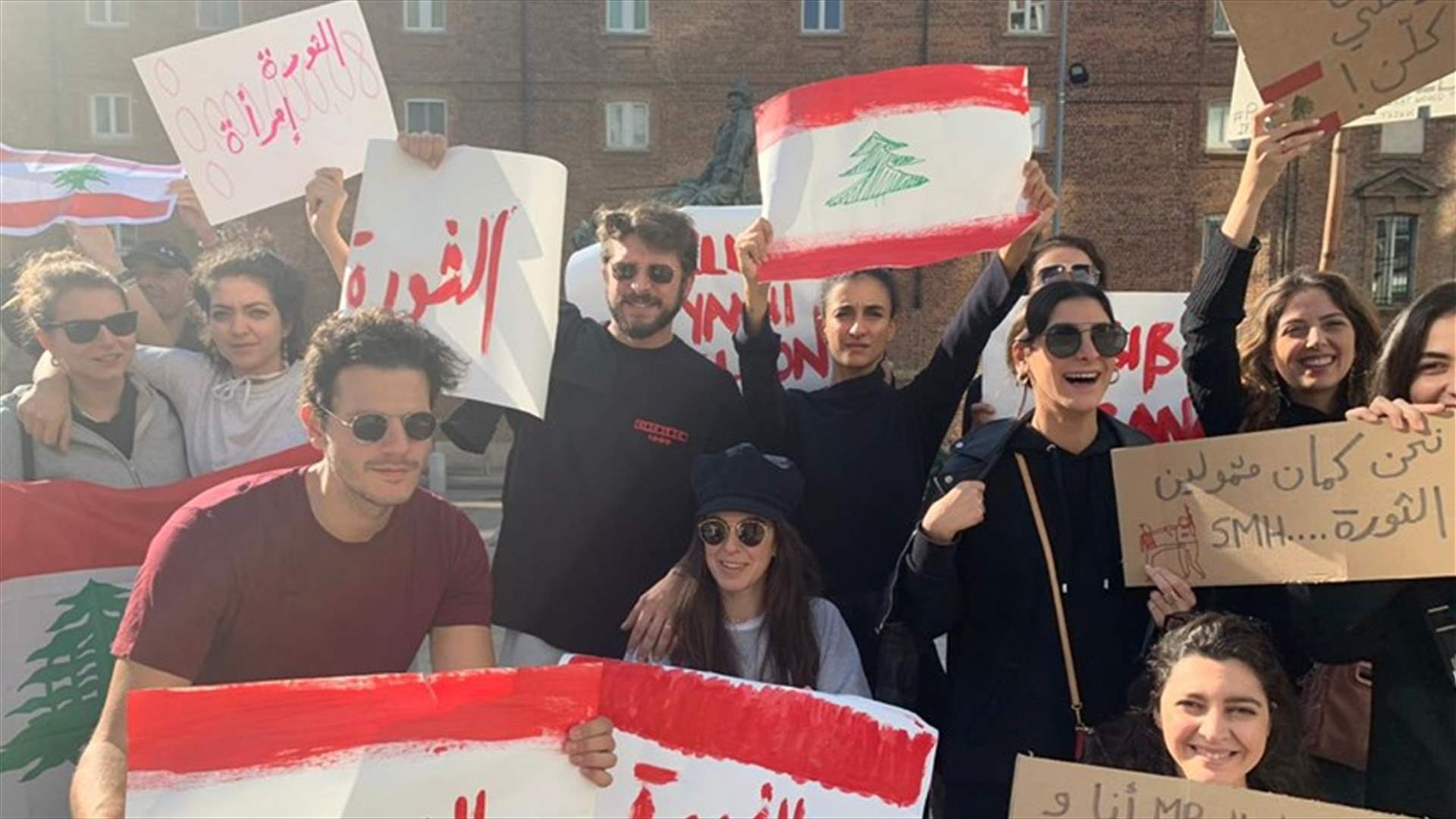 في ايطاليا... لبنانيون يتضامنون مع وطنهم تحت شعار "كلن يعني كلّن" (فيديوهات)