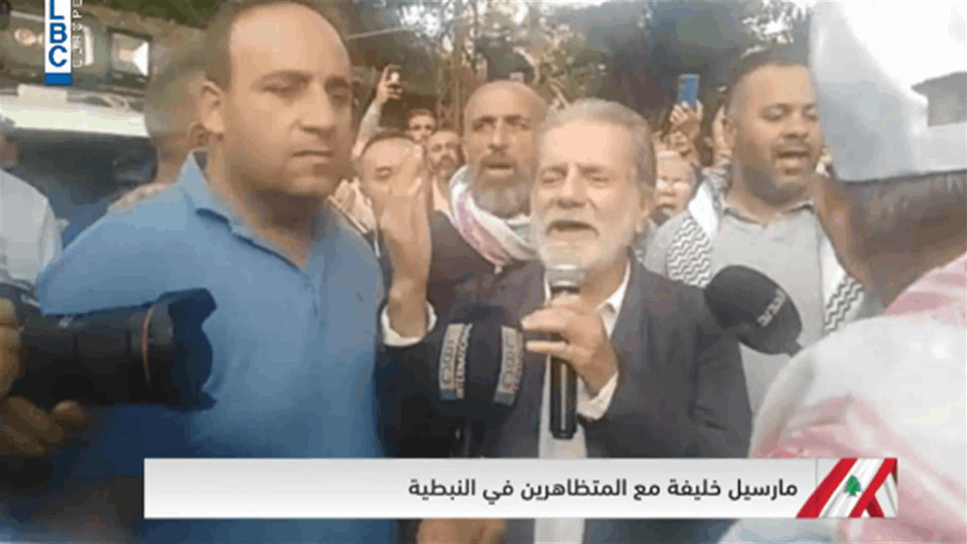 مارسيل خليفة مع المتظاهرين في النبطية... "صامدون هنا قرب هذا الدمار العظيم" (فيديو)