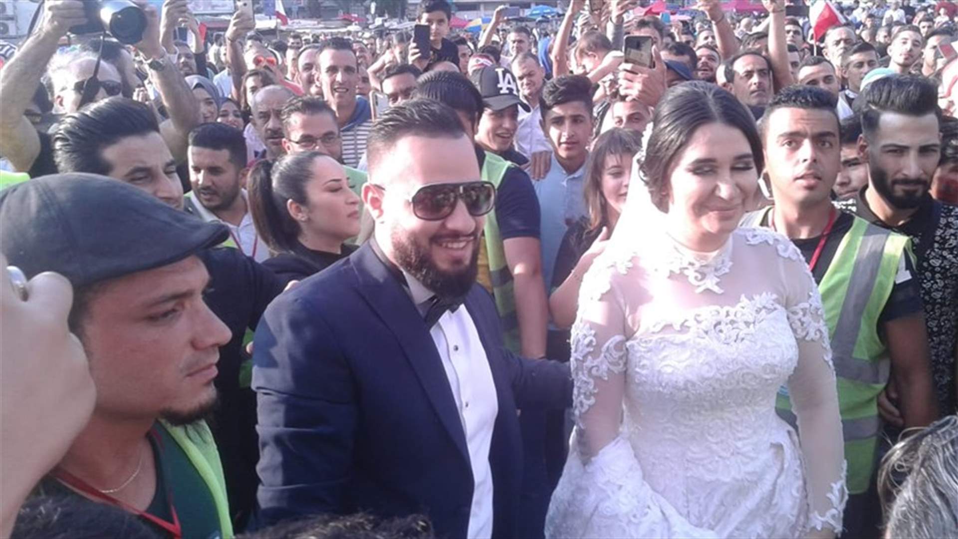 عروسان بين المتظاهرين في ساحة &quot;عروس الثورة&quot; طرابلس