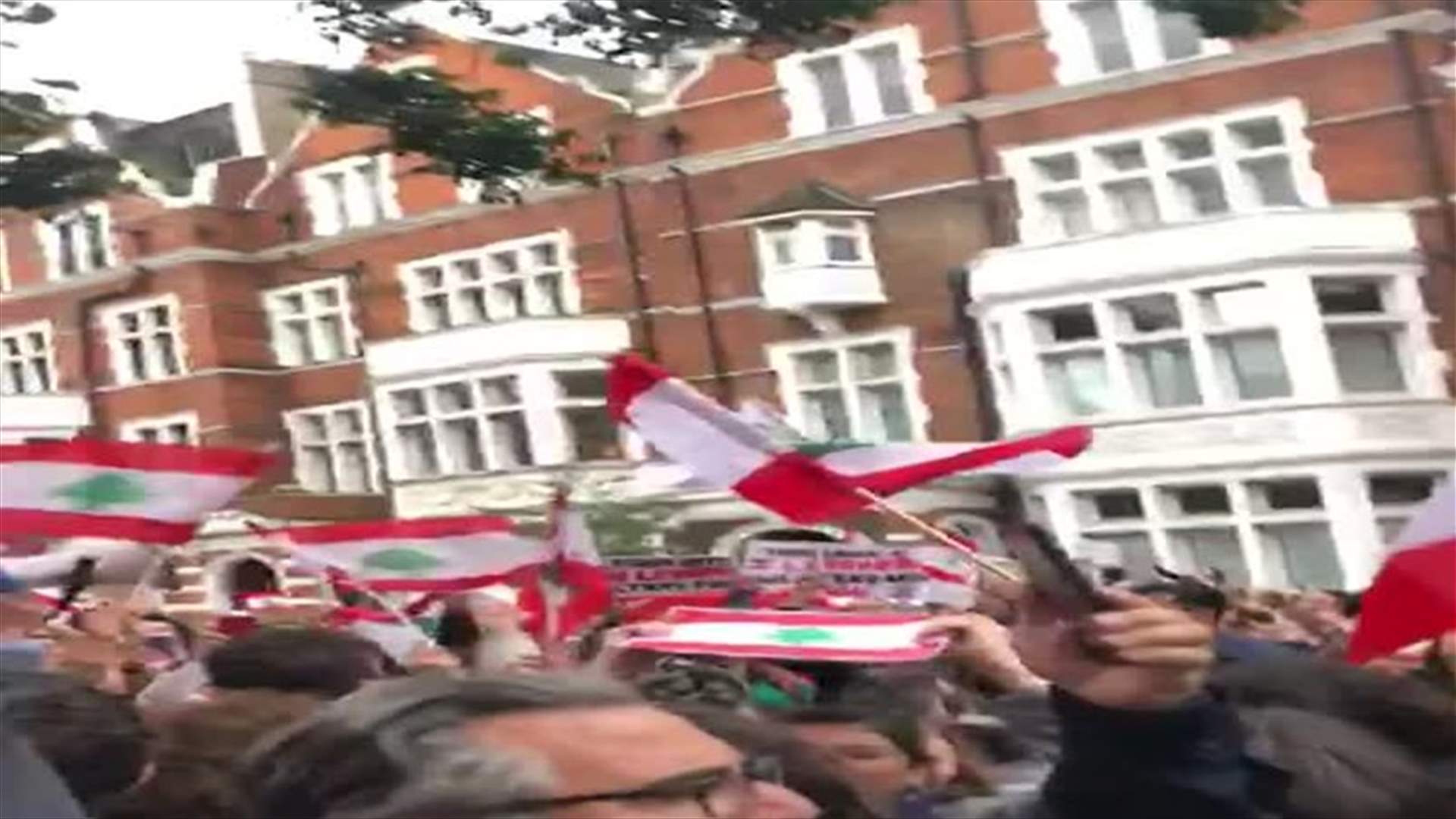 لندن تتضامن مع "ثورة الشعب" بطريقة لافتة...(فيديو)
