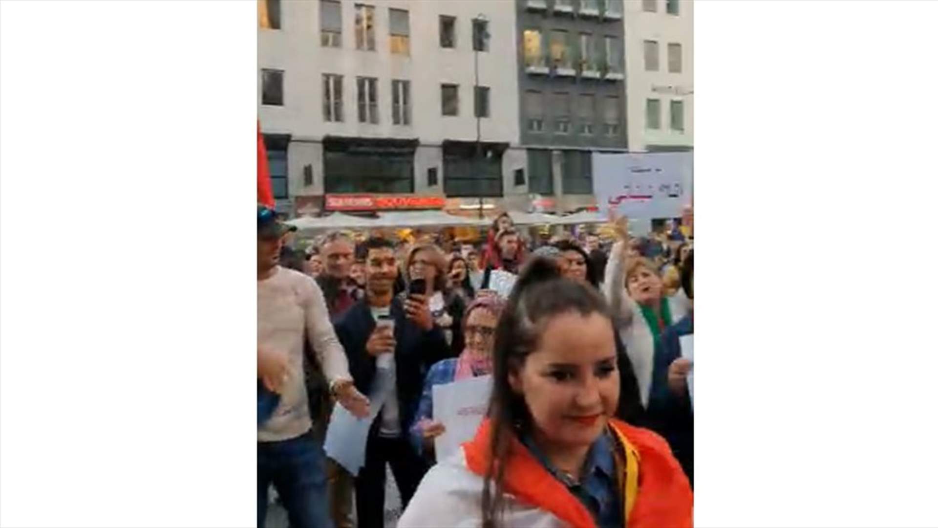 تظاهرة في فيينا تأييداً لثورة لبنان: "كلنا لبنانية ولا للطائفية"(فيديو)