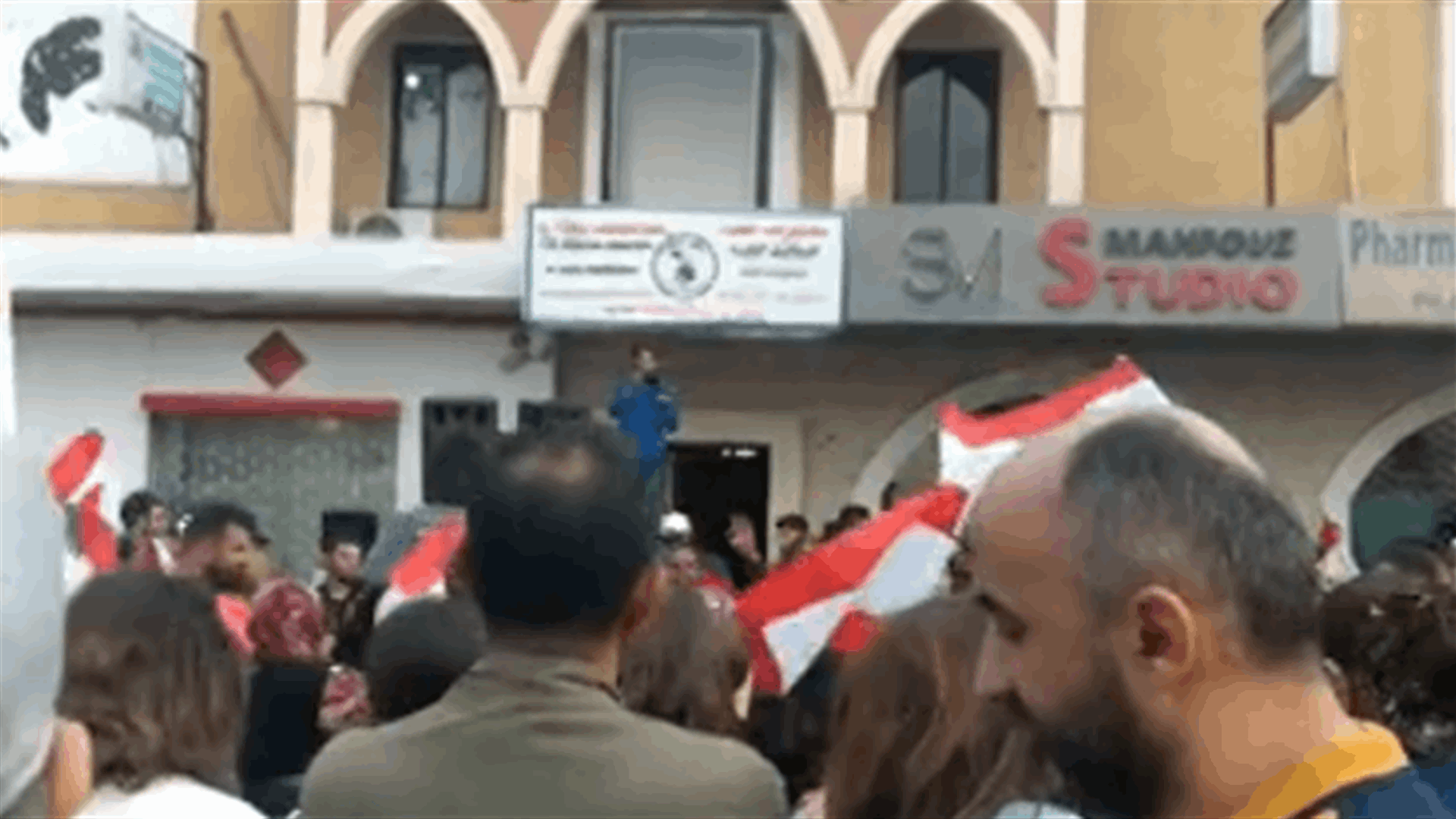 اعتصام الهرمل مستمر... المتظاهرون يوقعون عريضة بالمطالب (فيديوهات)
