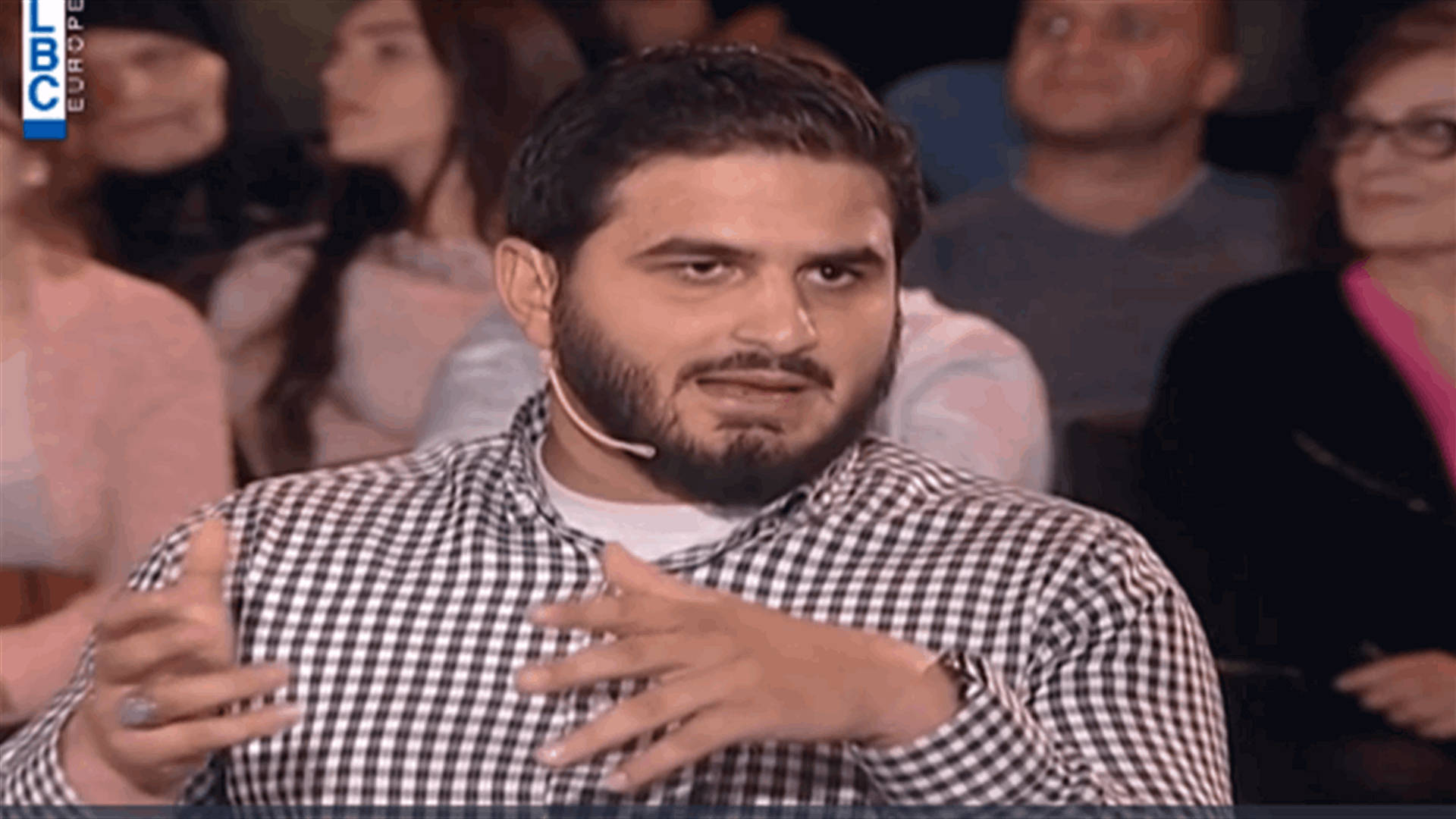 متظاهرون يهتفون "ثورة" خلال كلمة ممثل حزب الله في حلقة خاصة للـLBCI من كفررمان (فيديو)
