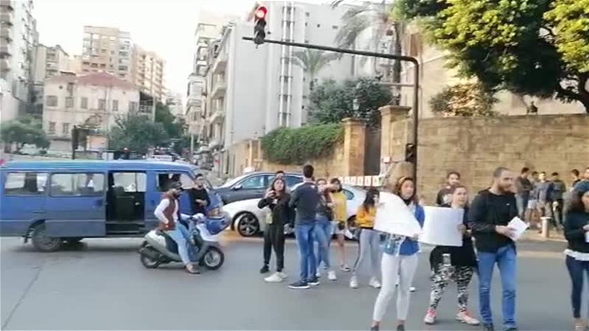 قطع الطريق عند برج المرّ وتوزيع طعام على المواطنين العالقين في سياراتهم... (فيديو)