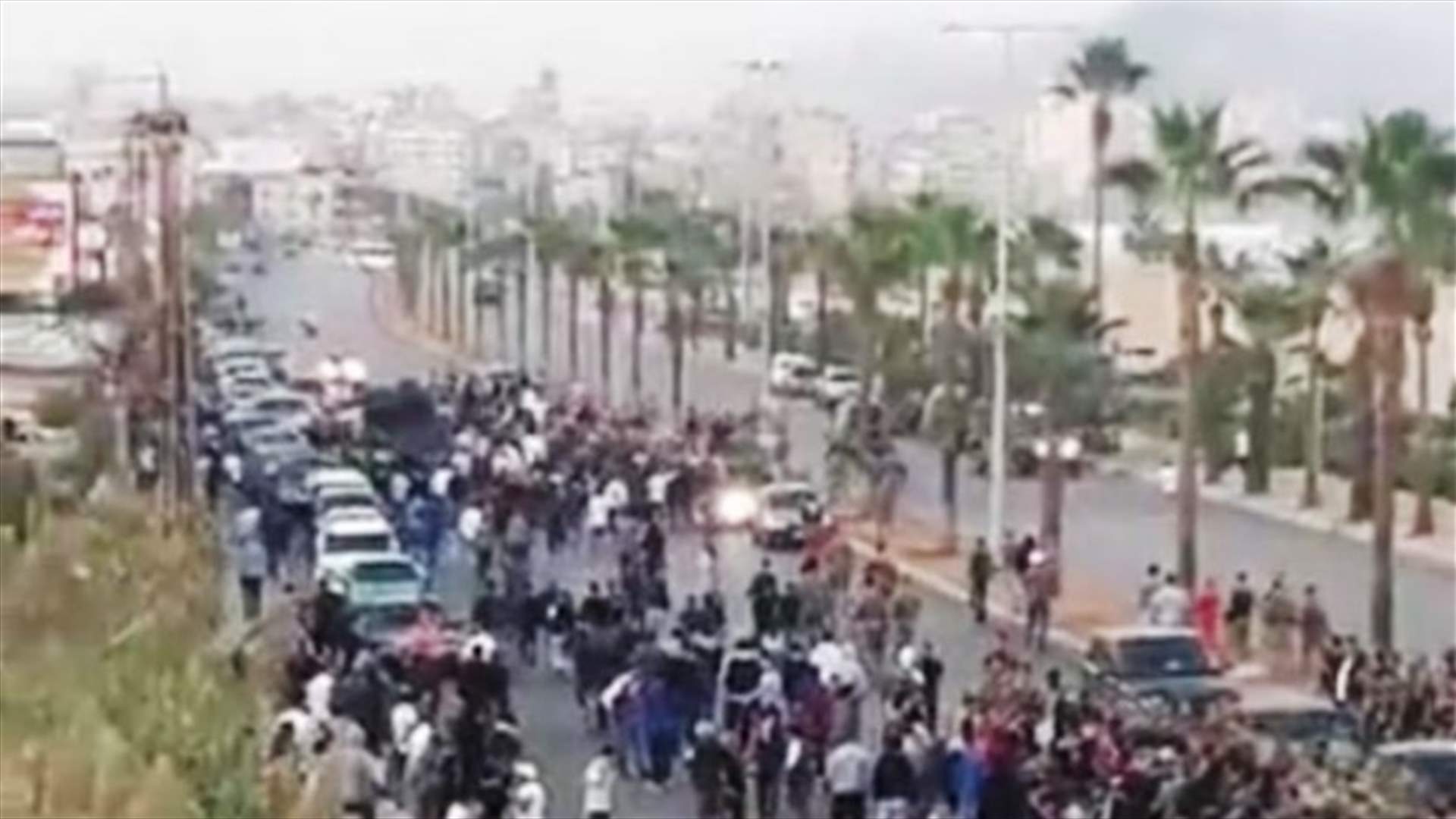 تجدد عملية الكر والفر بين المحتجين والجيش على الأولي (صورة)