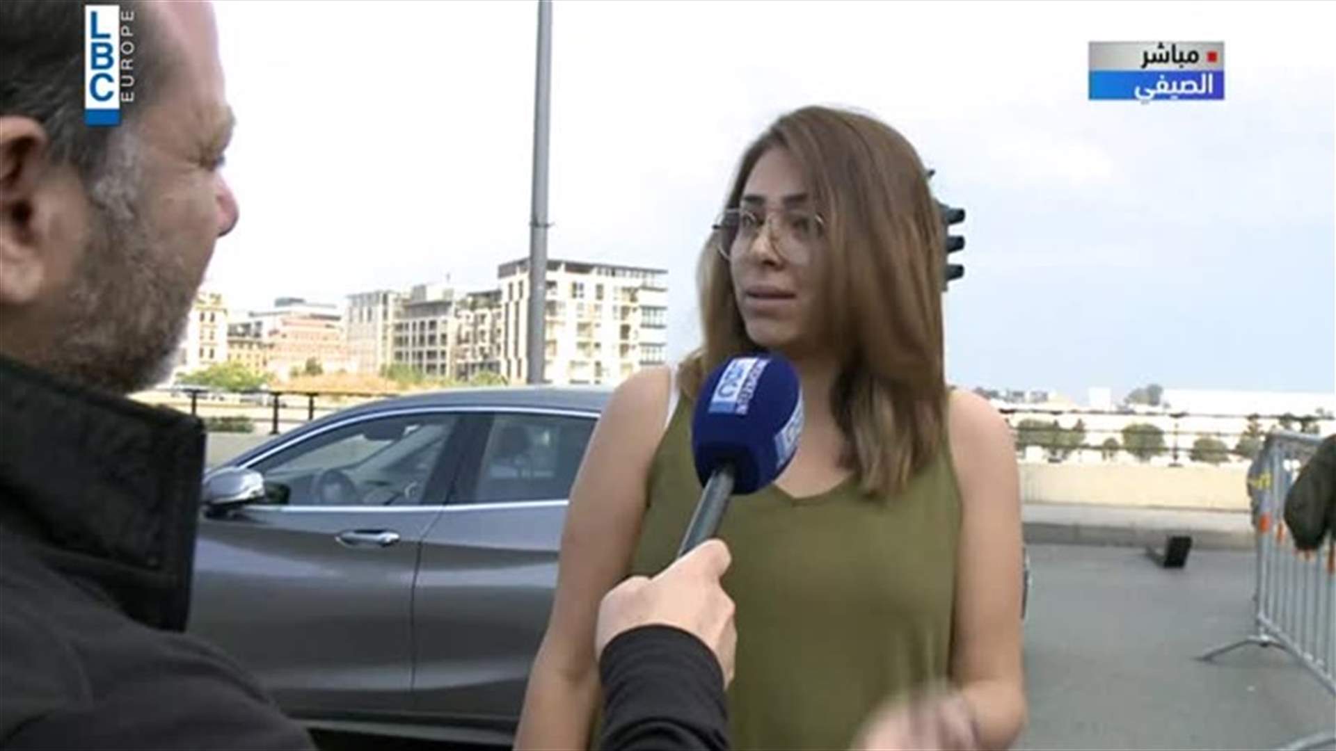 كانت متوجهة الى عملها فأقنعها المتظاهرون بالانضمام اليهم... (فيديو)
