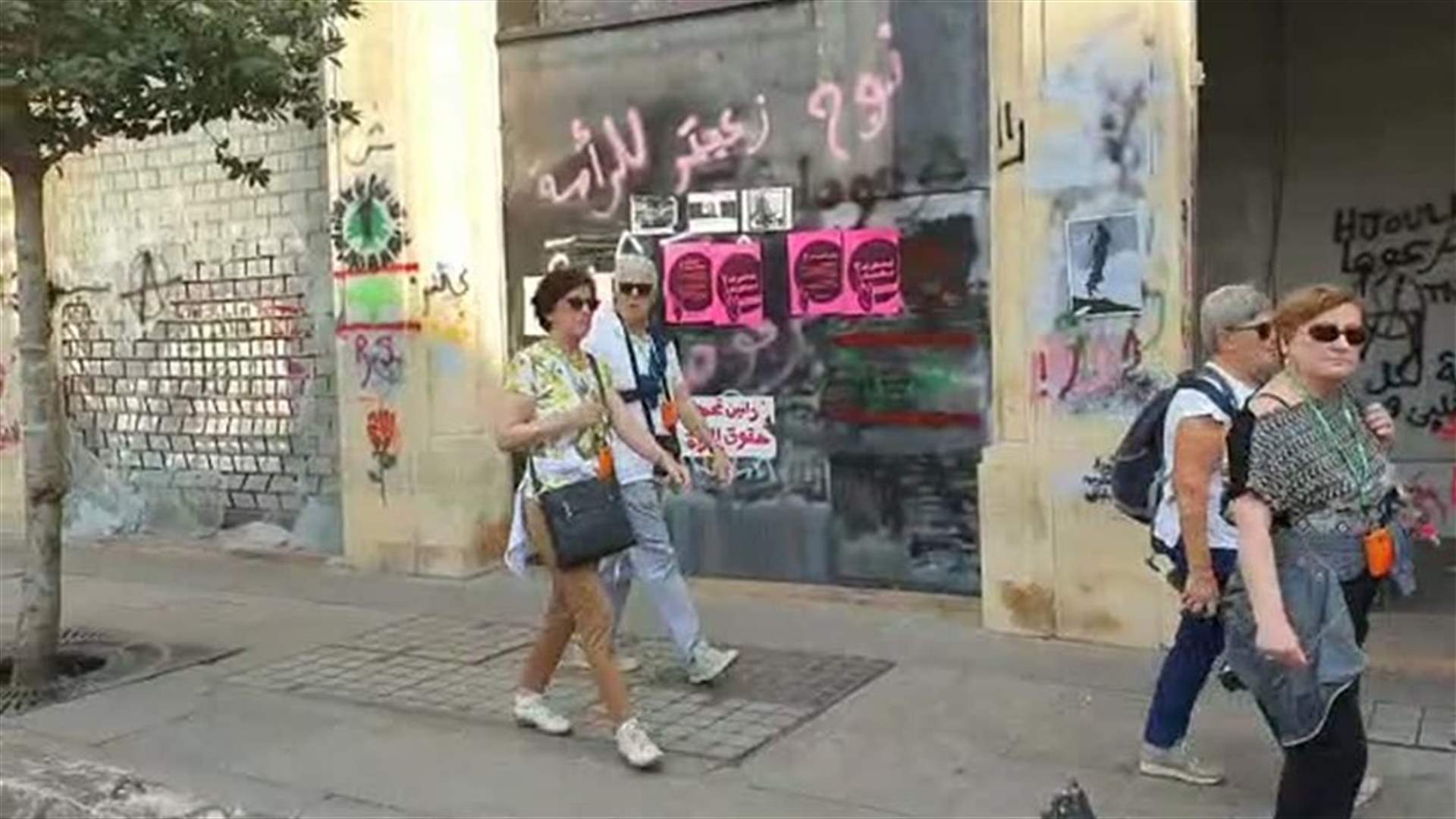 سياح في وسط بيروت رغم التظاهرات... هذا ما فعلوه (فيديو)