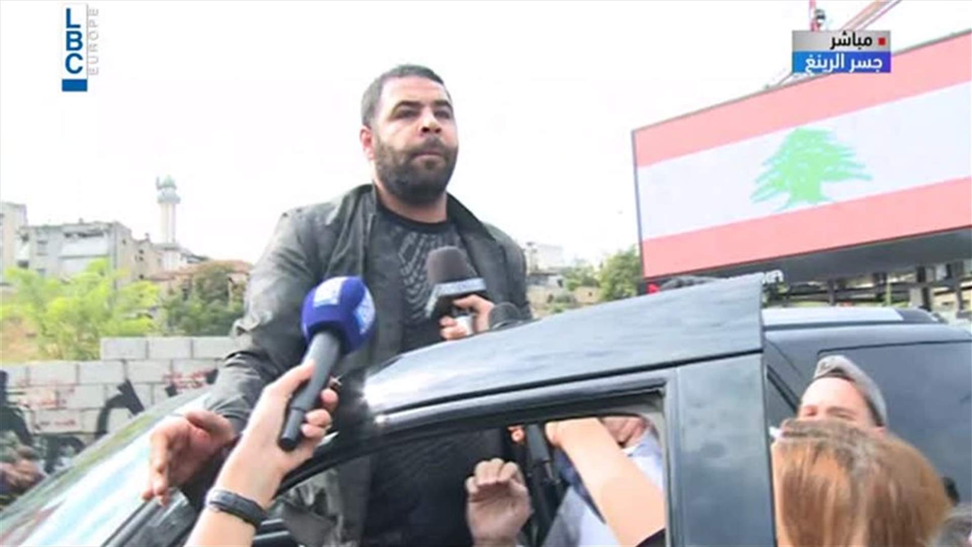 عند جسر الرينغ... مواطن يصرّ على المرور والمتظاهرون يرفضون (فيديو)