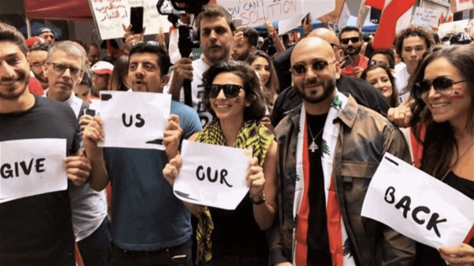 مساري "يدبك" مع المتظاهرين في لوس أنجلوس دعماً لـ"ثورة الشعب" في لبنان (فيديو)