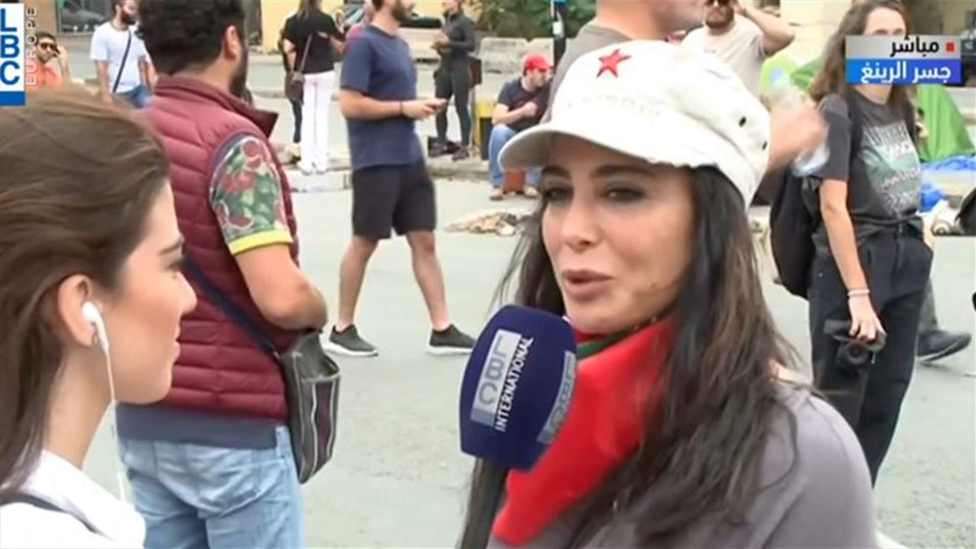 نادين لبكي وخالد مزنّر مع المتظاهرين على جسر الرينغ... ماذا قالت للـLBCI عن فيلم &quot;ثورة الشعب&quot;؟ (فيديو)