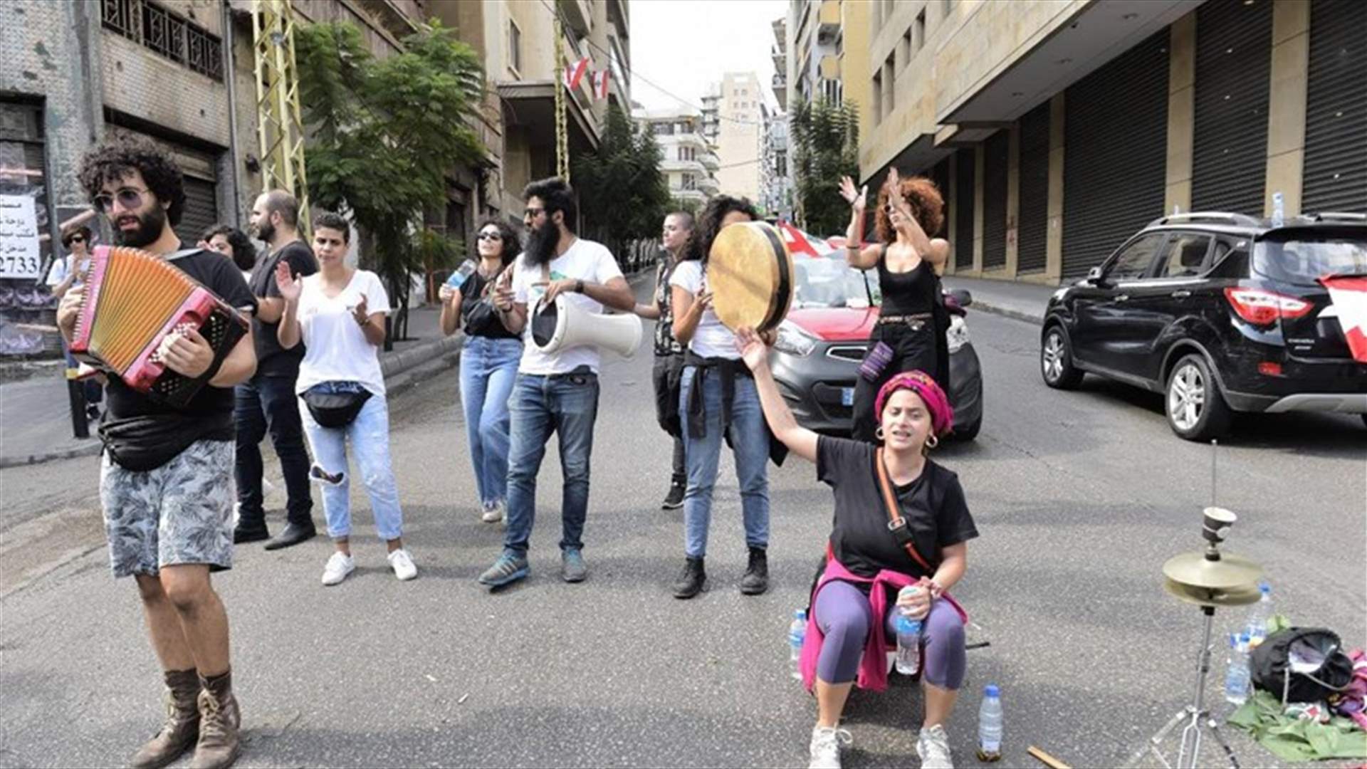 مشهد مميّز في القنطاري ... آلات موسيقية وأغنية "سكّر يا شعبي الطريق" (فيديو)