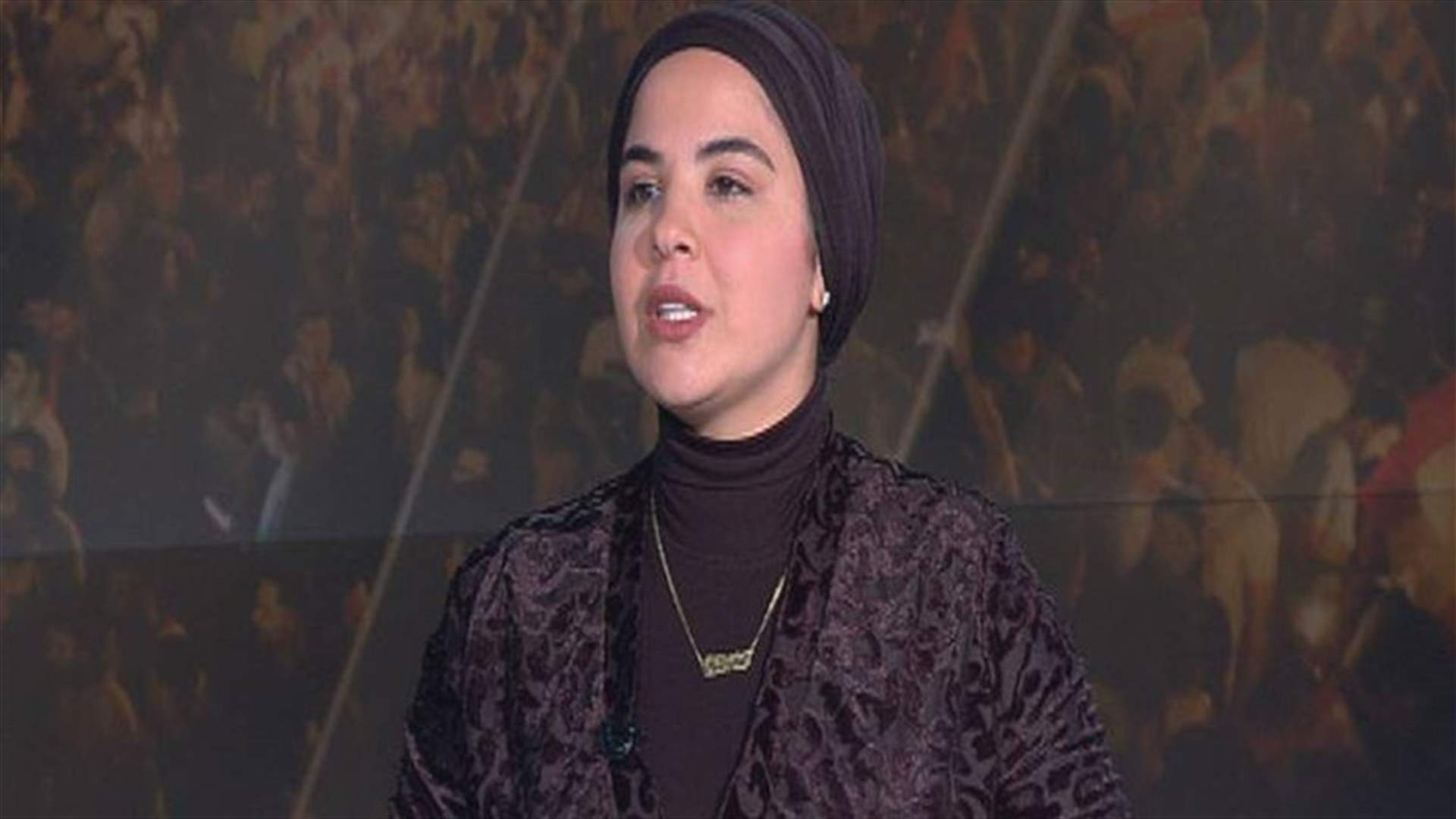 "أيقونة الثورة" جنى جمال للـLBCI:  لست فقيرة ولا أتاجر بدم أمي