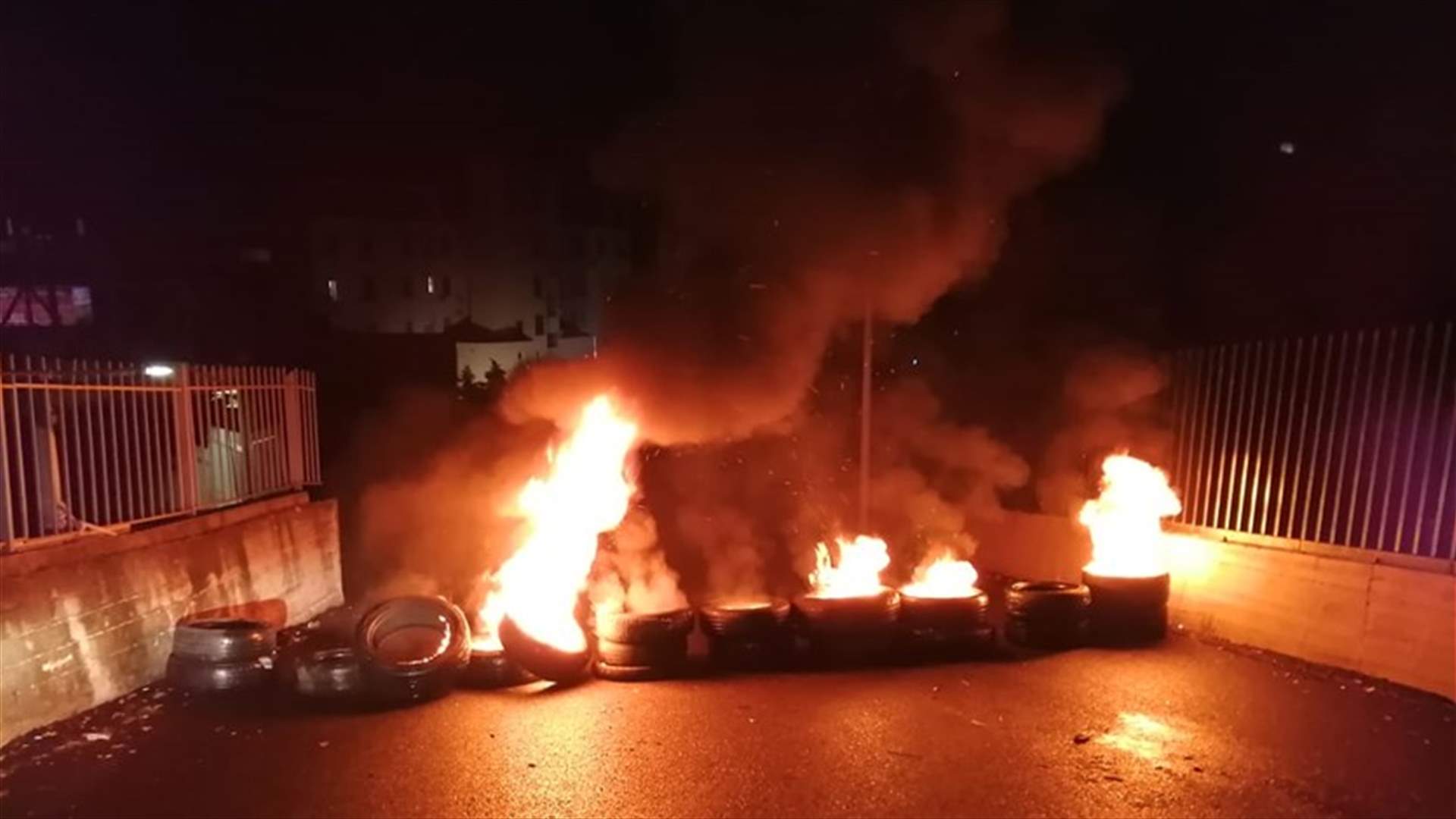 قطع طريق ذوق مصبح وطريق مار شربل -ادونيس (صور)