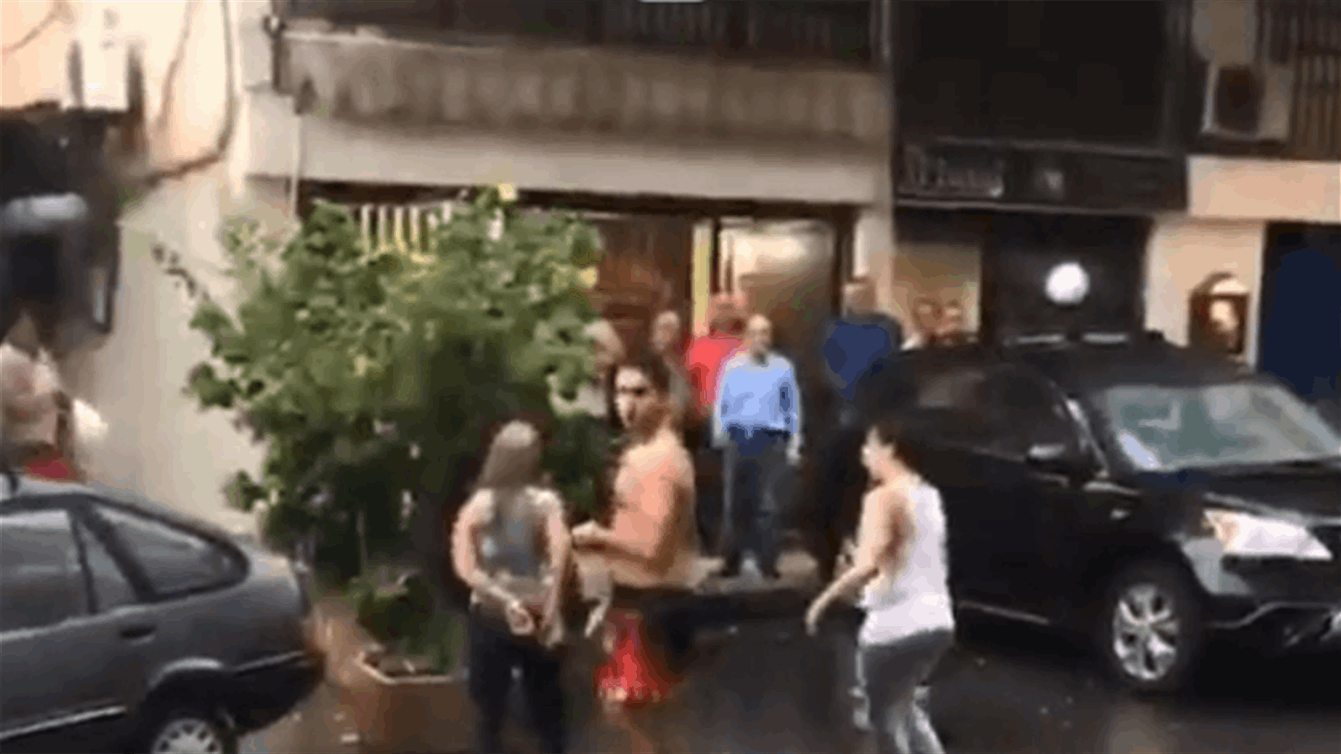 ضابط في الاجهزة الامنية اللبنانية يضرب سيدة في عين الرمانة (فيديو)