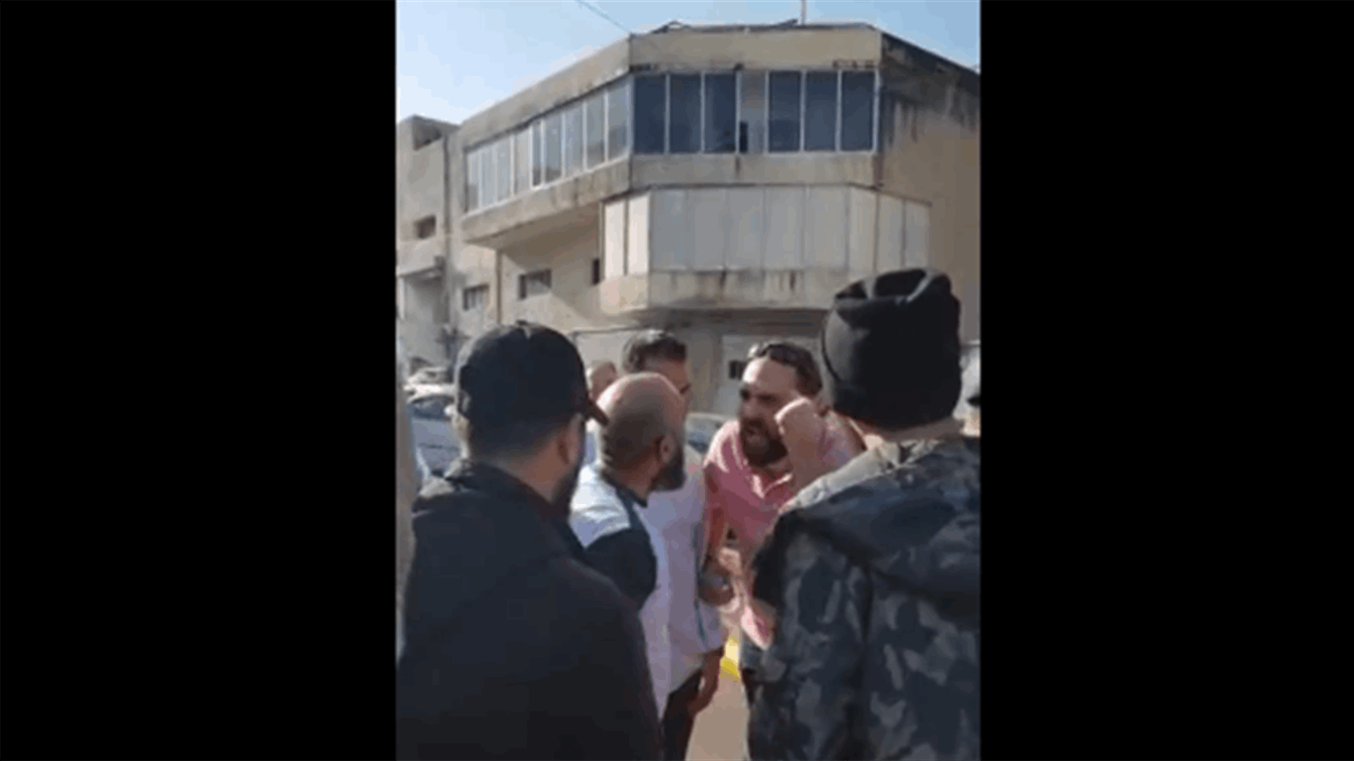 سجال في المنصورية على خلفية قطع الطريق (فيديو)