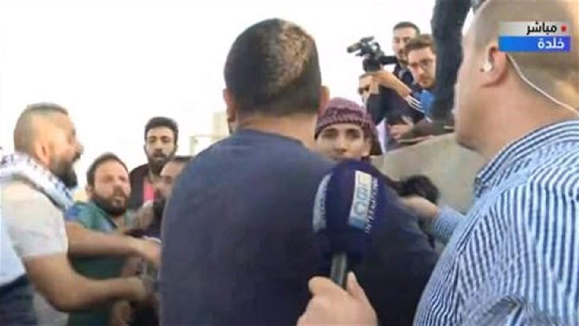 Protesters attempt to prevent LBCI’s team from covering Khaldeh dispute-[VIDEO]