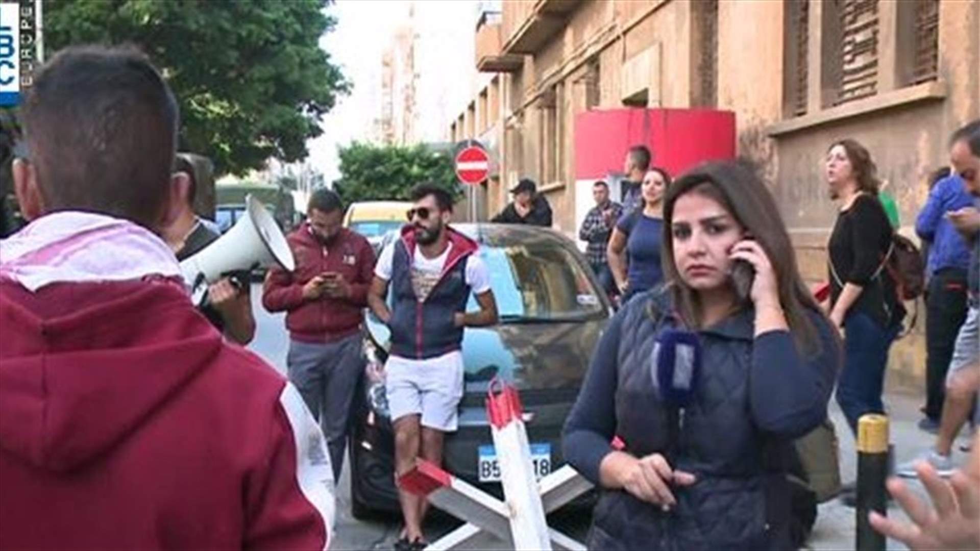 Protesters stage sit-in outside house of Minister Chouccair in Hamra-[VIDEO]