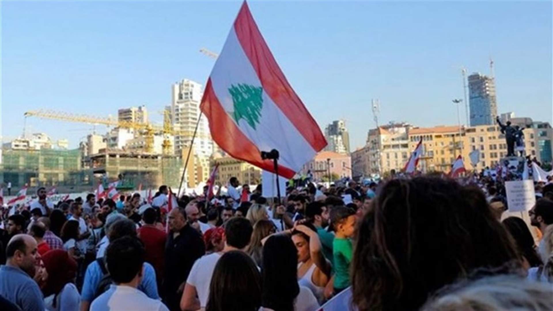 سيدة على العكاز من ساحة الشهداء: &quot;صليت على ضريح بيو... الله يهديه ويستقيل&quot; (صورة)