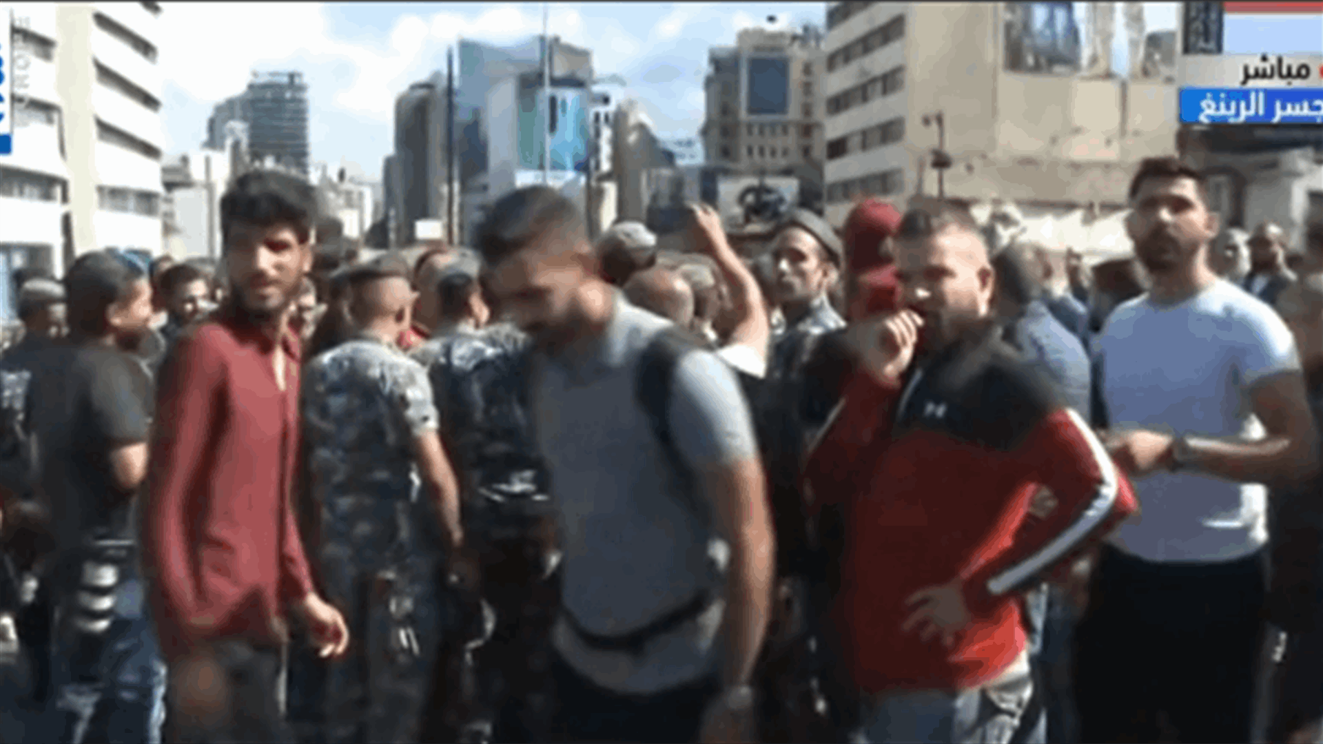 مواطنون يحاولون فتح الطريق بالقوة عند جسر الرينغ... وتصادم مع المتظاهرين (فيديو)