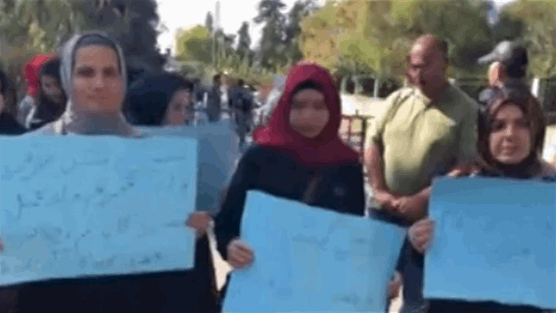 اهالي الموقوفين قطعوا الطريق امام سرية صور (فيديو)