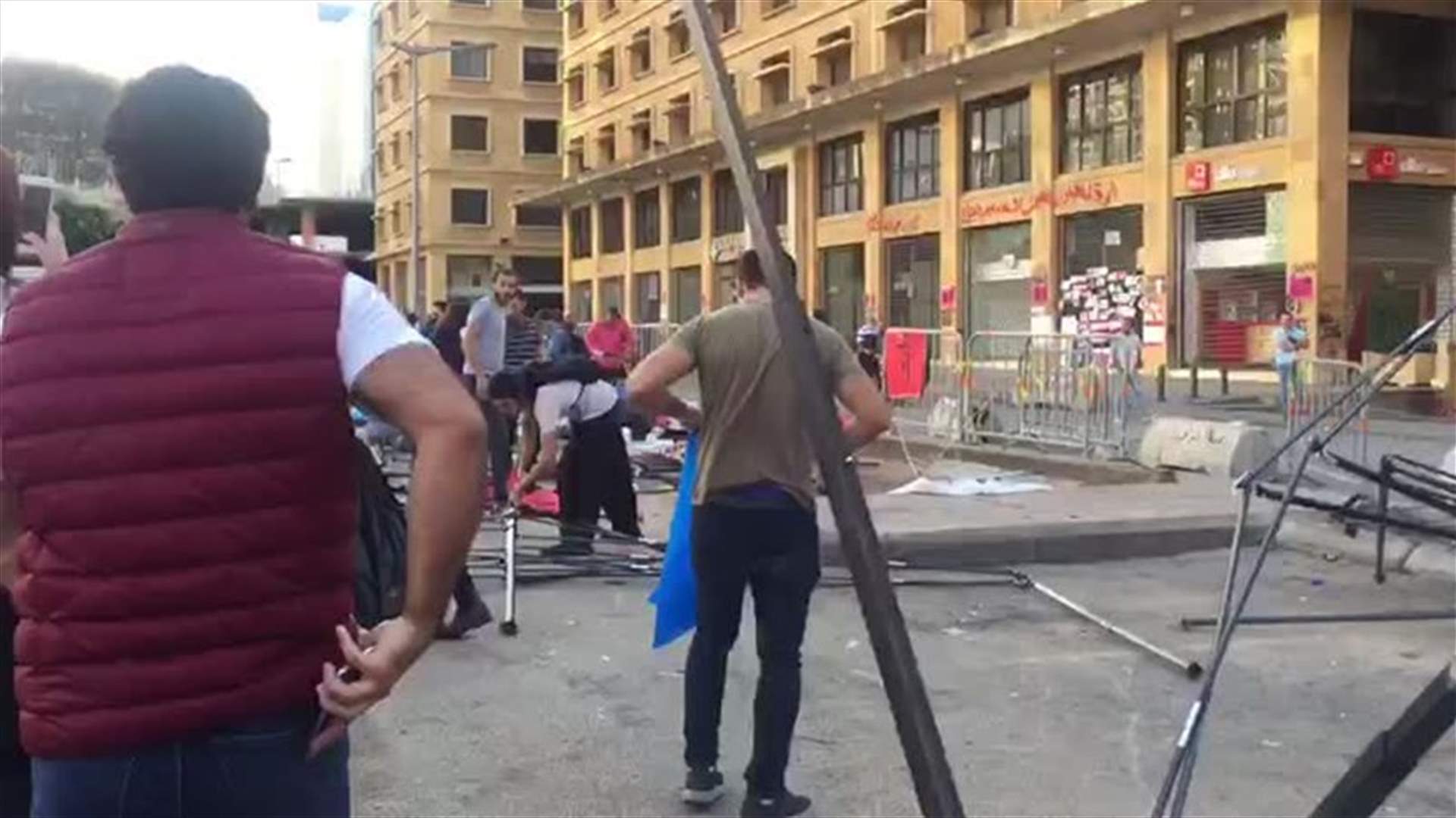 بعد تحطيم الخيم... المتظاهرون يعودون الى وسط بيروت (فيديو)
