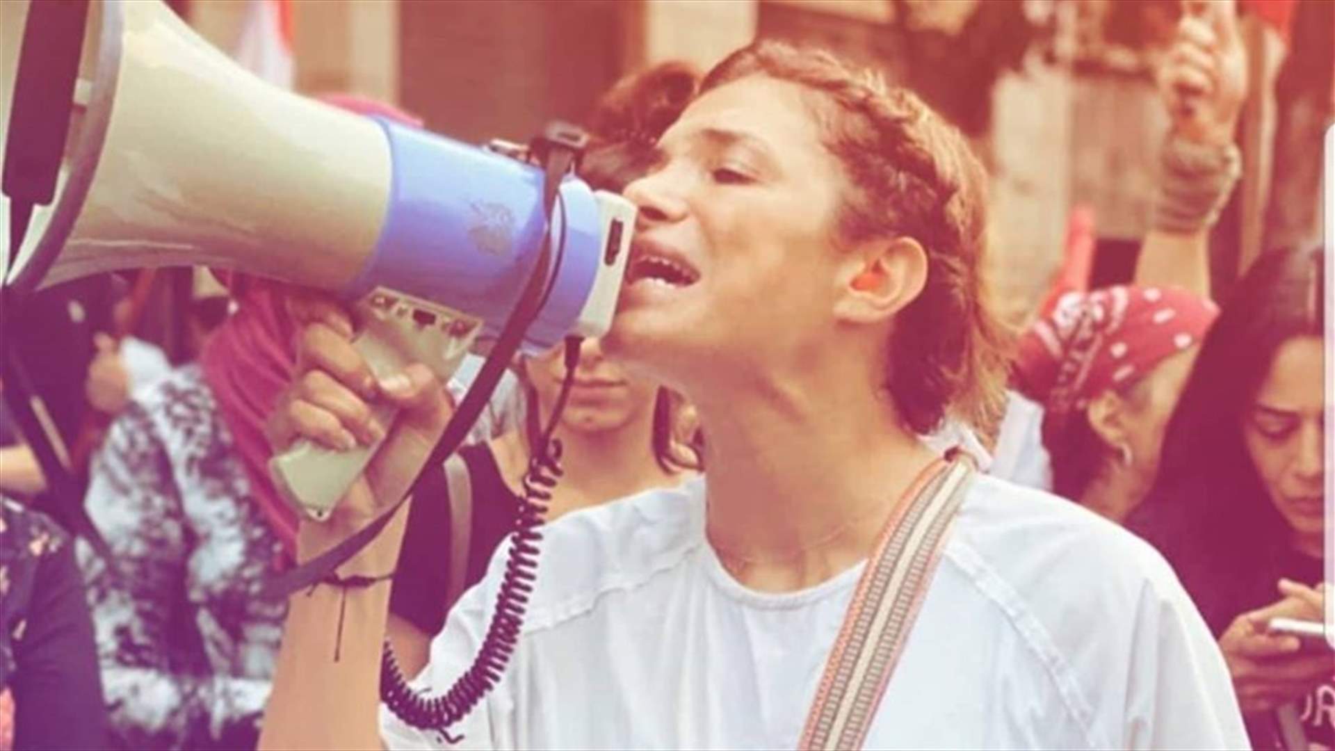 بعد تحوّلها إلى ساحة حرب... ندى أبو فرحات تعيد نصب الخيم في ساحة رياض الصلح