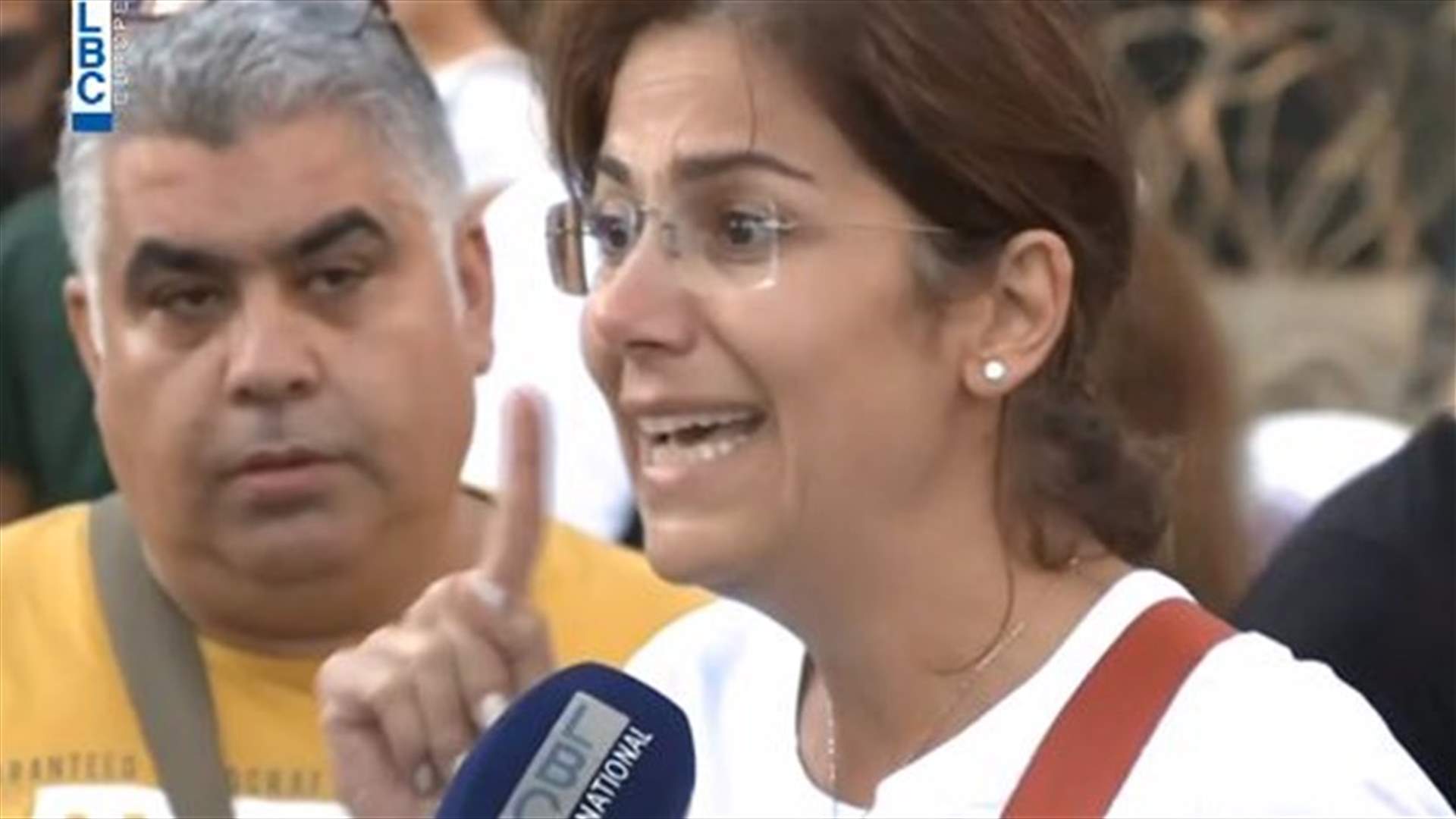 سيدة تروي كيف هاجمها محتجون في وسط بيروت (فيديو)