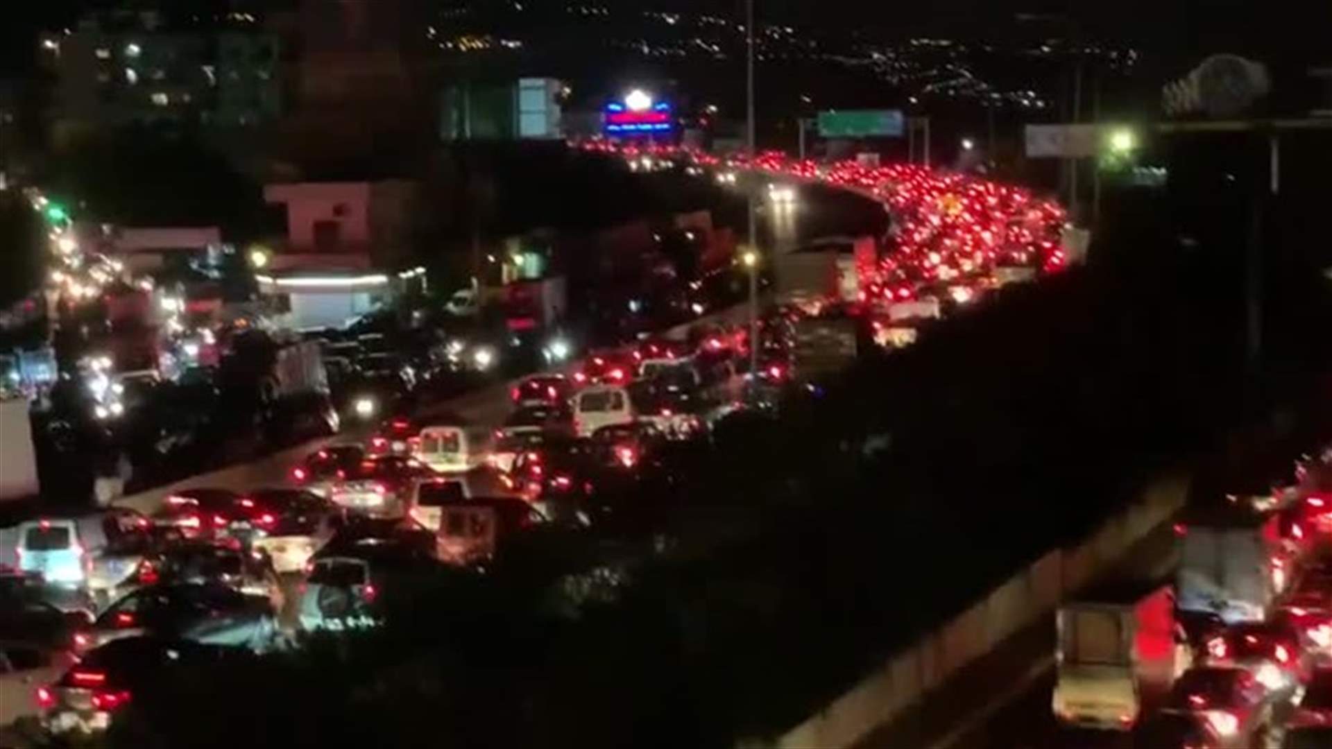 السير شبه متوقف على اوتوستراد الناعمة.... (فيديو)