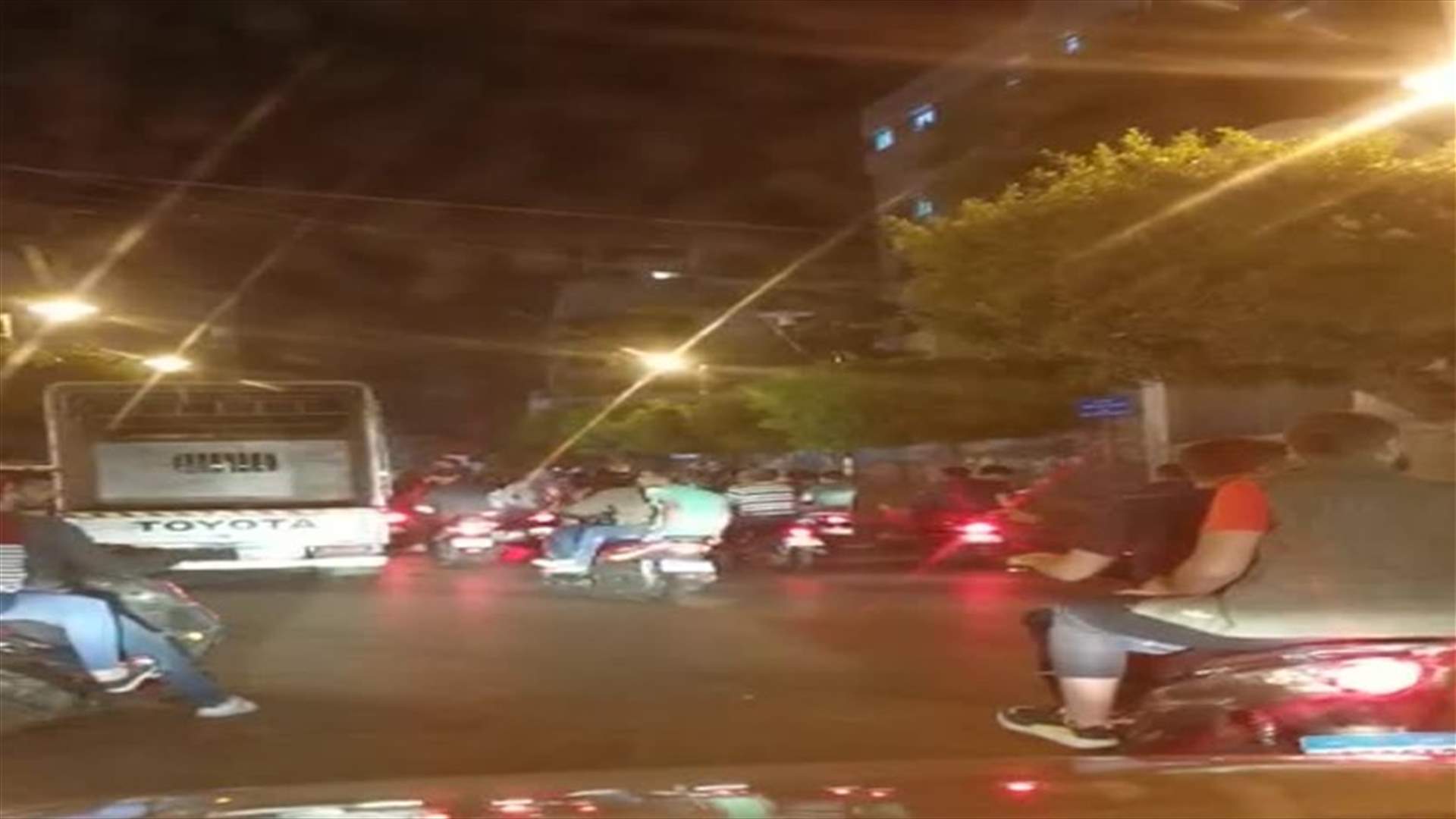مسيرات لمناصري "المستقبل" في طريق الجديدة وطرابلس والبقاع الغربي دعماً للحريري (فيديو)