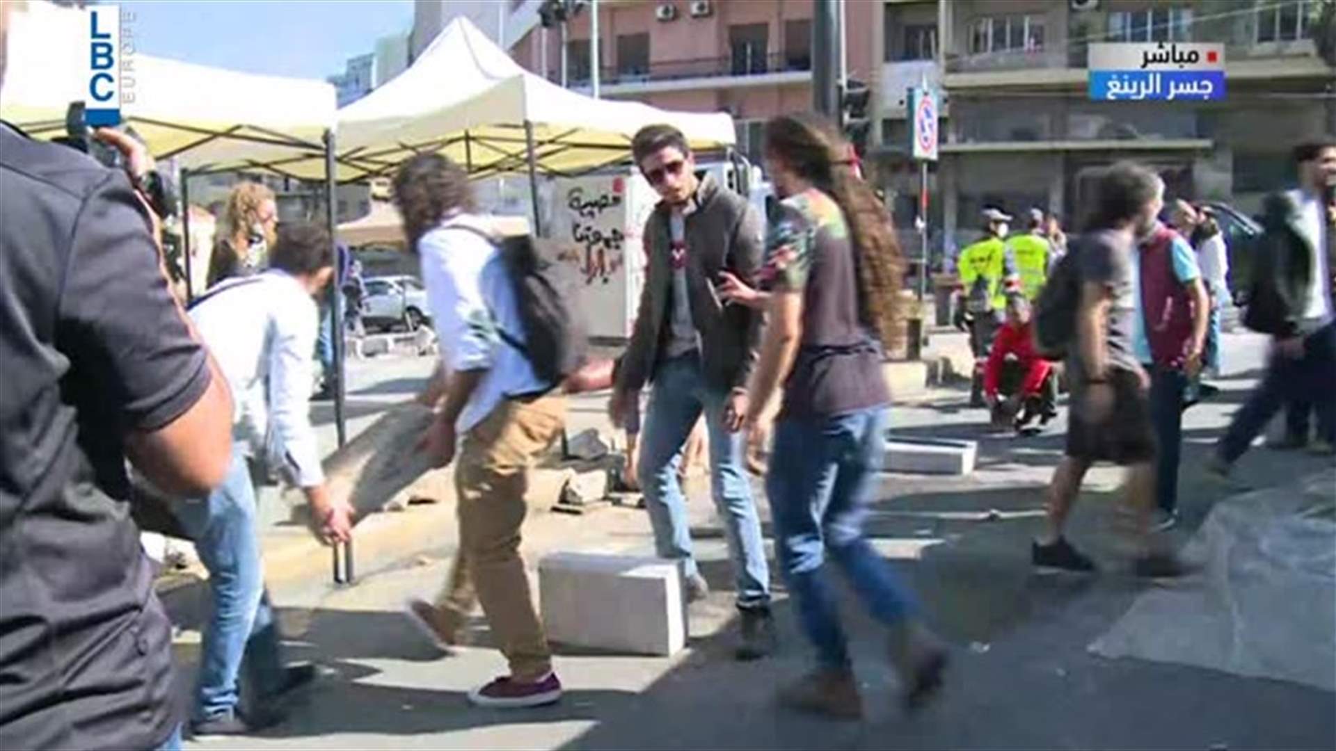 إزالة الخيم عند جسر الرينغ والعمل على فتح الطريق... (فيديو)