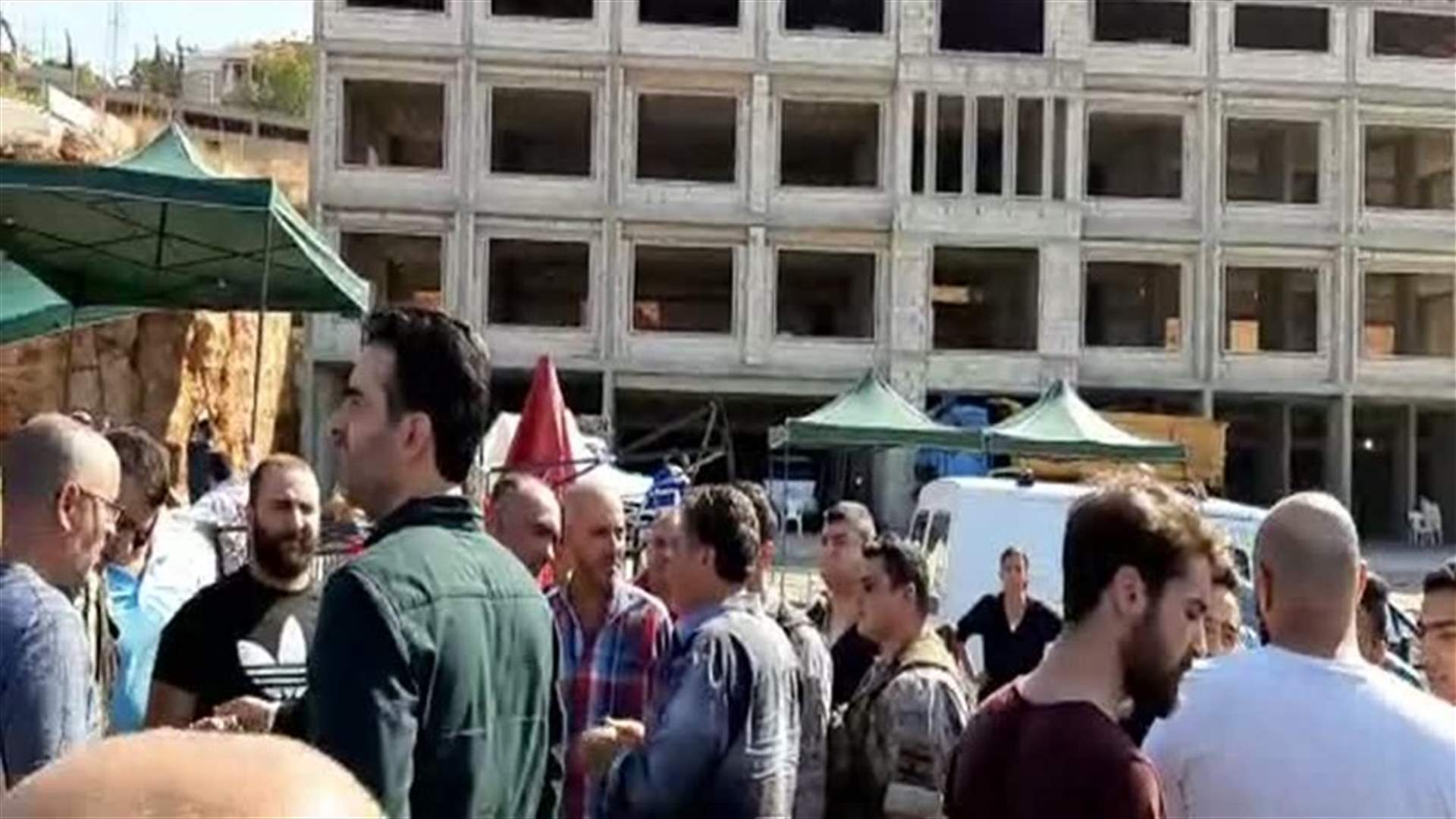 في الجية... المعتصمون يزيلون الخيم والعمل على فتح الاوتوستراد (فيديو)