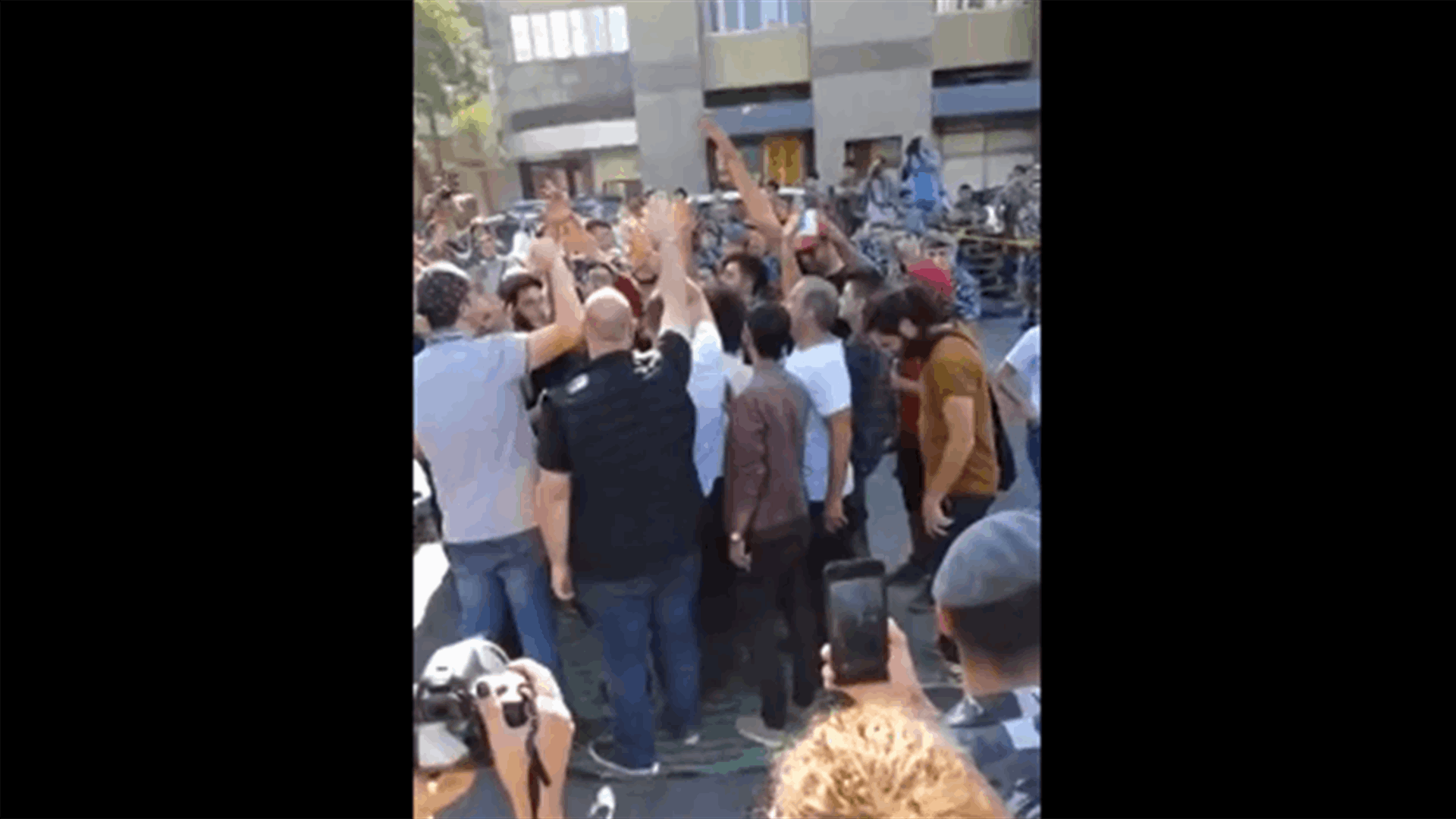 المتظاهرون عند جسر الرينغ ينشدون النشيد الوطني قبل فتح الطريق (فيديو)