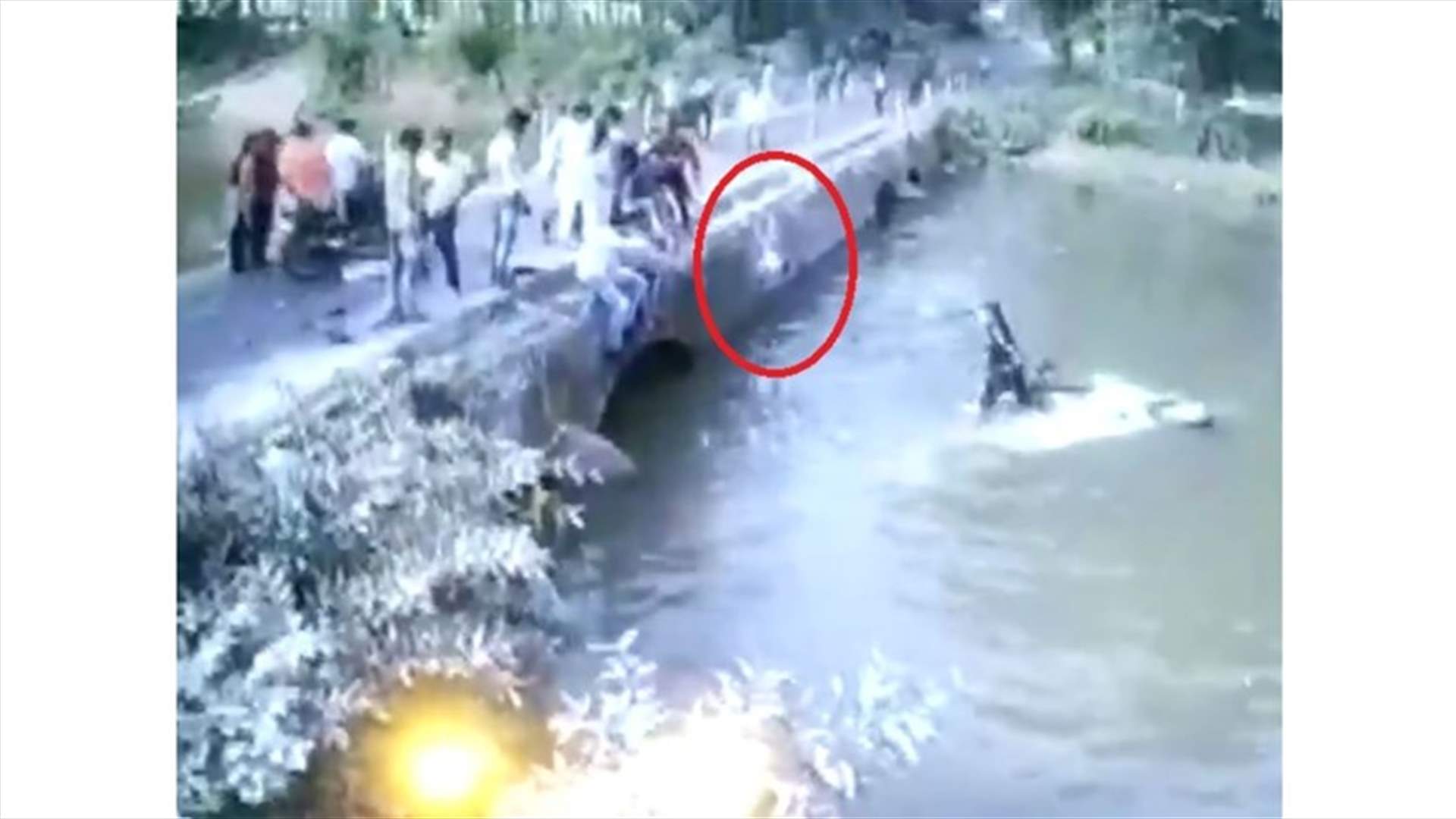 أب حاول إنقاذ رضيعه فأوقعه في الماء... فيديو وثّق حادثة مروّعة!