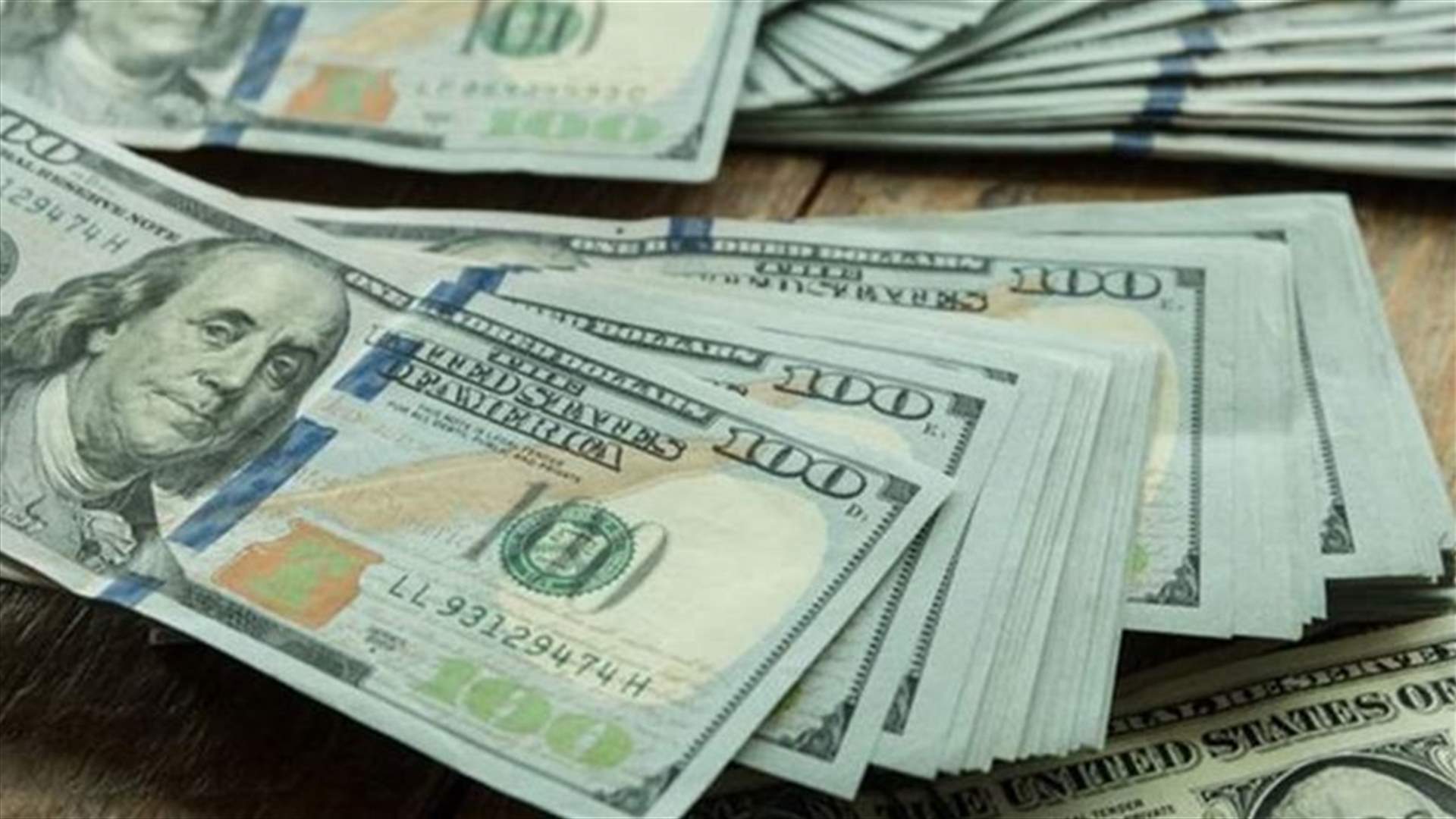 سعر صرف الدولار... كم بلغ عند بعض الصيارفة؟ وكم سيبلغ في المصارف عند فتح أبوابها؟