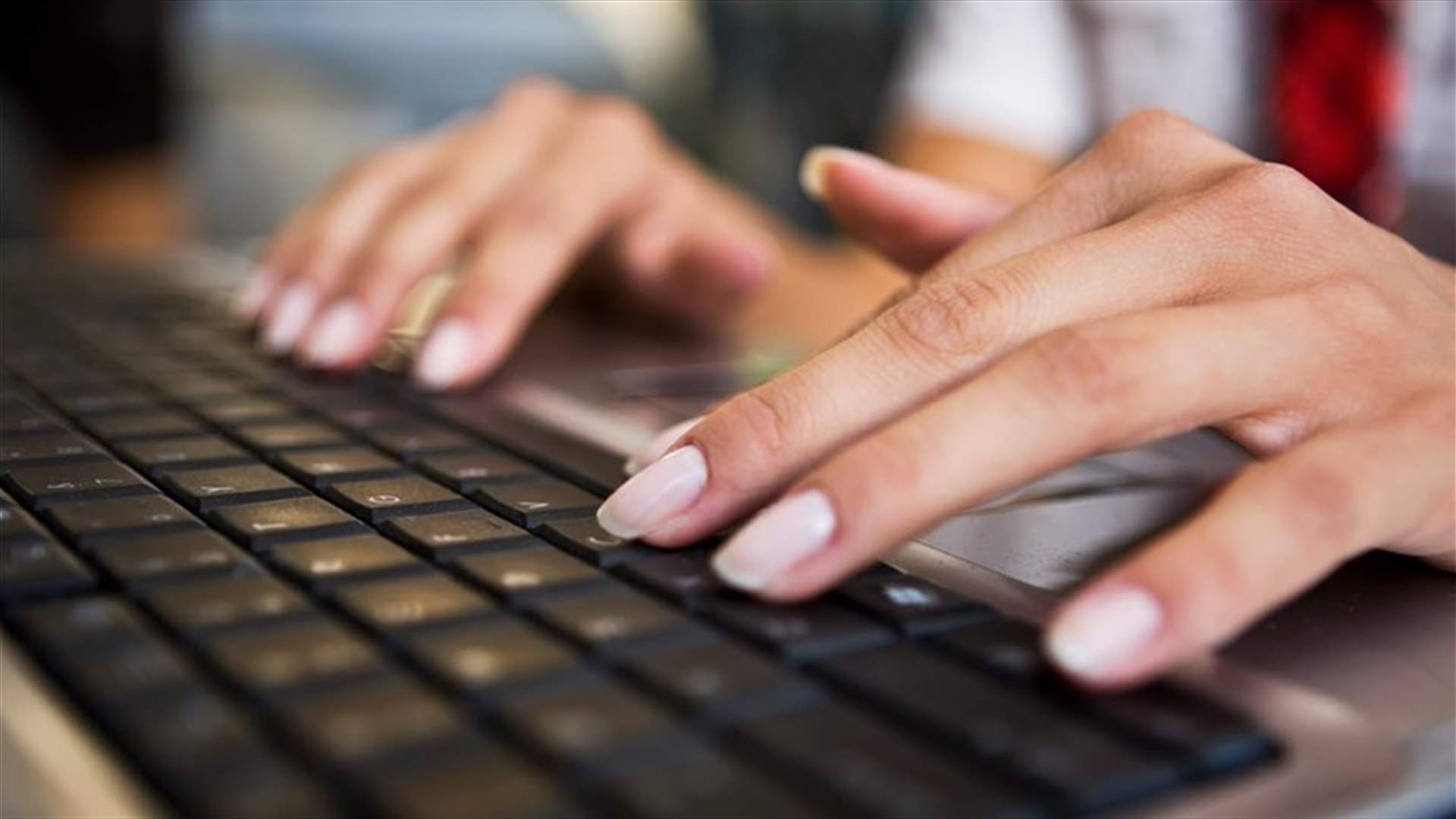 بعد عام على فقدانها...والدة تجد ابنتها المراهقة على موقع إباحي