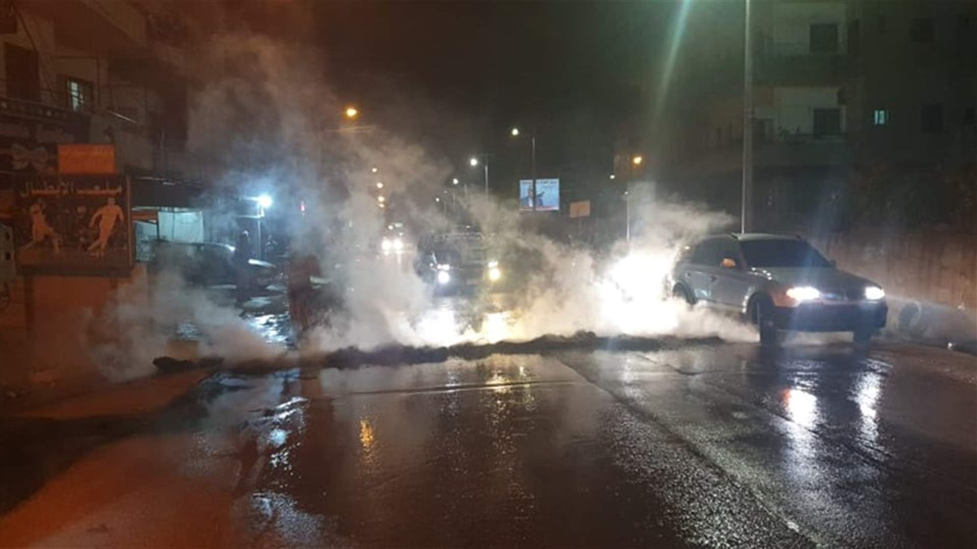 الدفاع المدني يخمد الاطارات المشتعلة في حلبا... (فيديو)