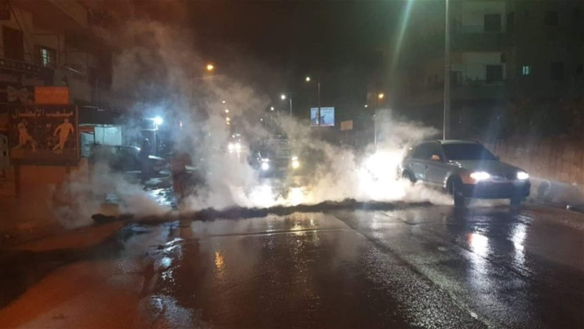 Civil defense team extinguishes burning tires in al-Abdeh (Video)