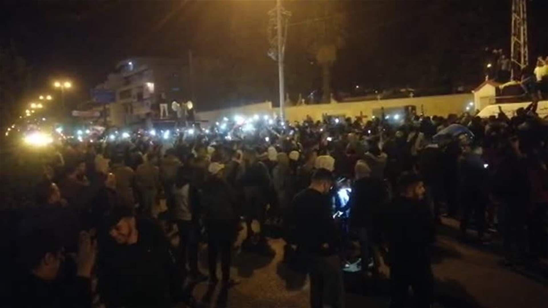 Roads blocked in Bekaa towns, army working on reopening them (Video)